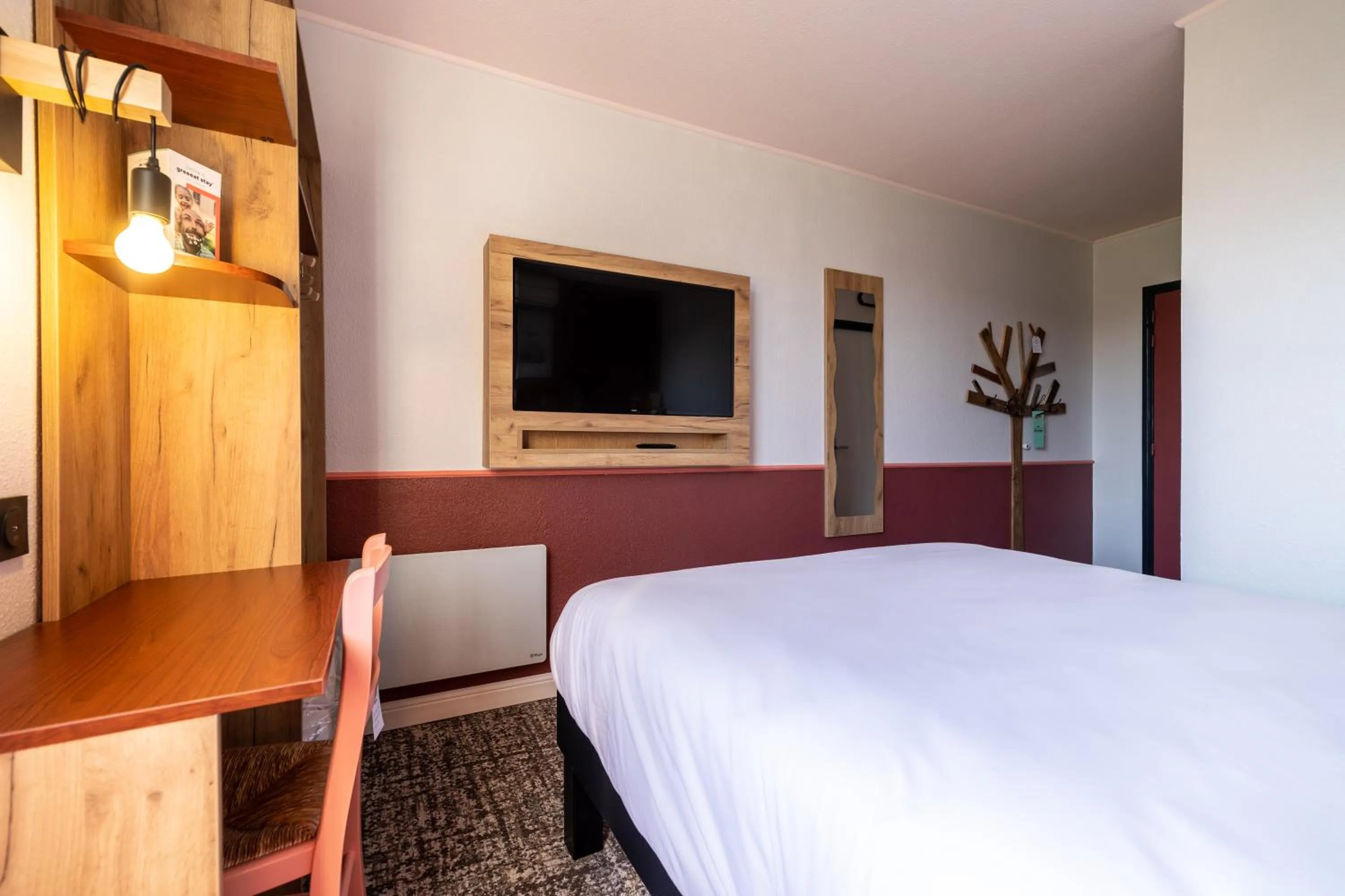 Photo of the whole room, Bed in Greet Hôtel Castres Saix