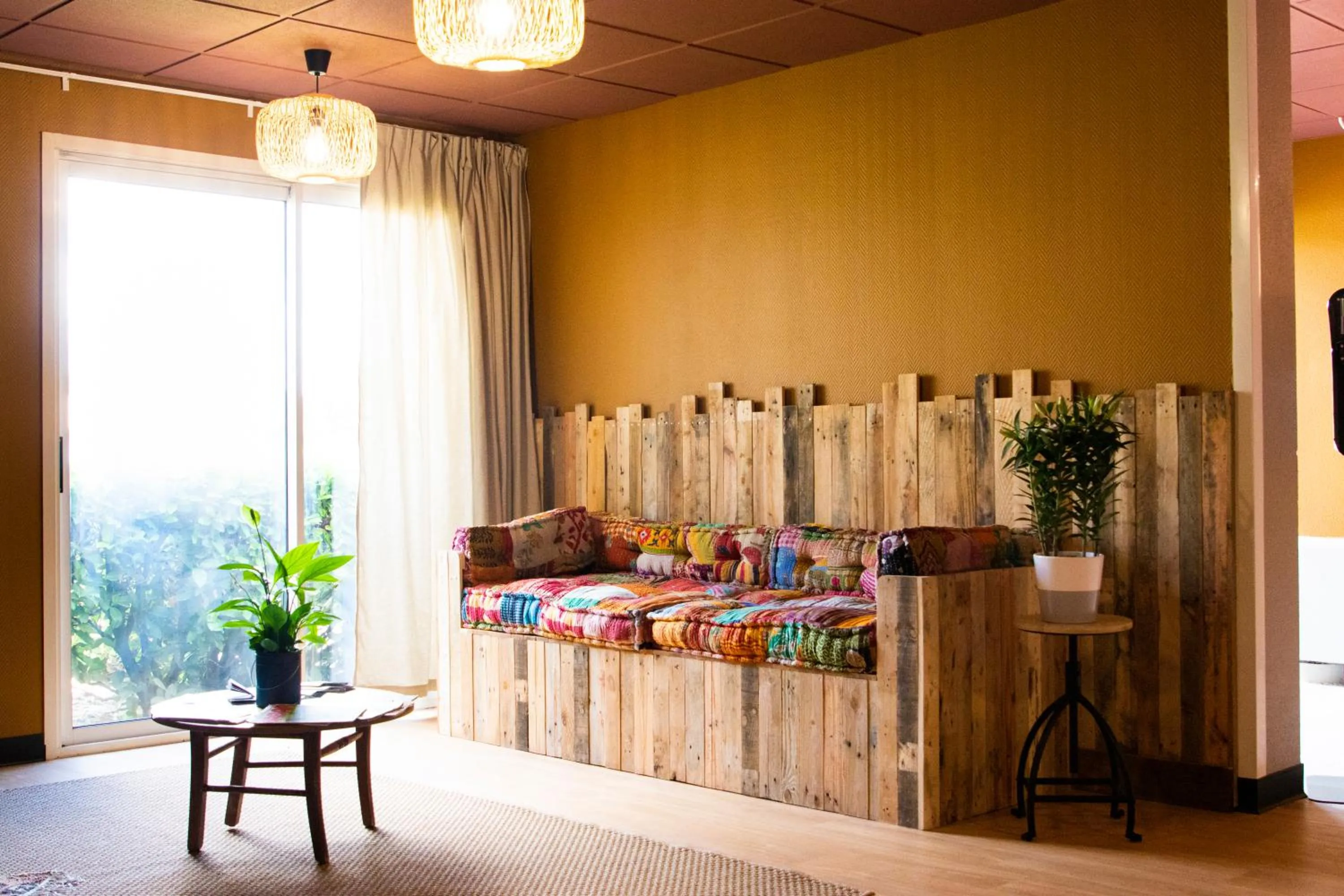 Communal lounge/ TV room in Greet Hôtel Castres Saix