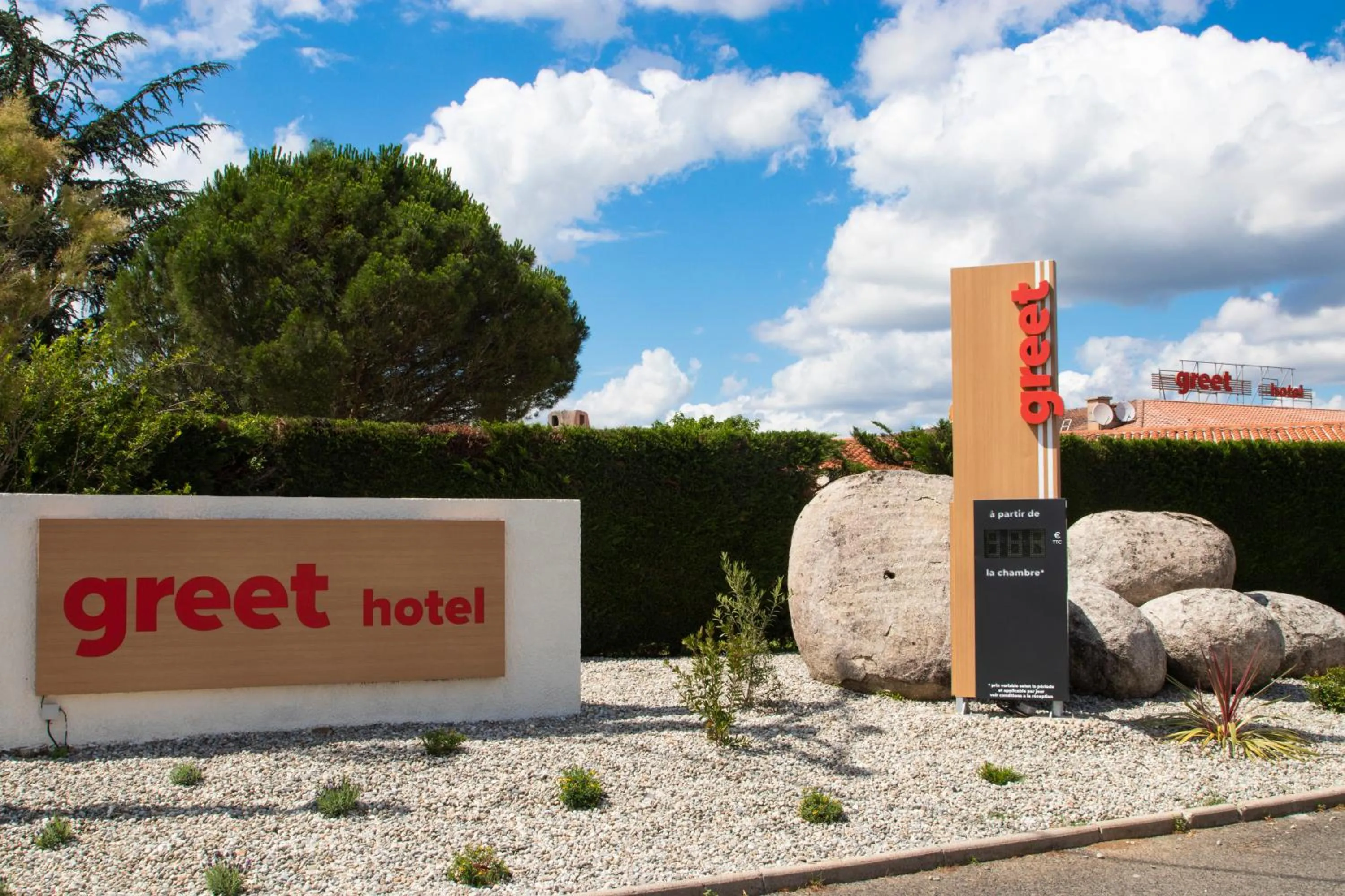 Property building in Greet Hôtel Castres Saix