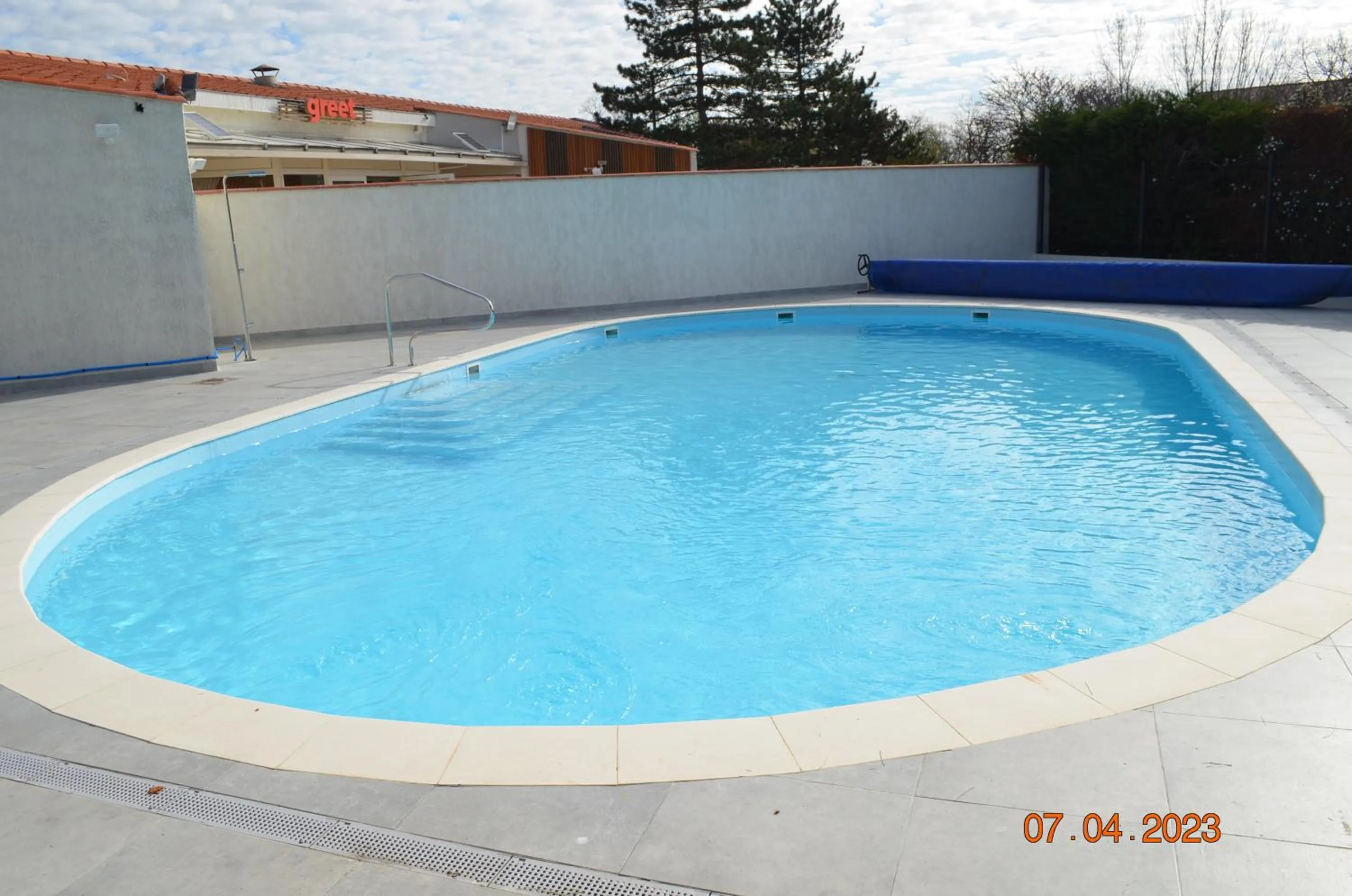 Swimming pool in Greet Hôtel Castres Saix