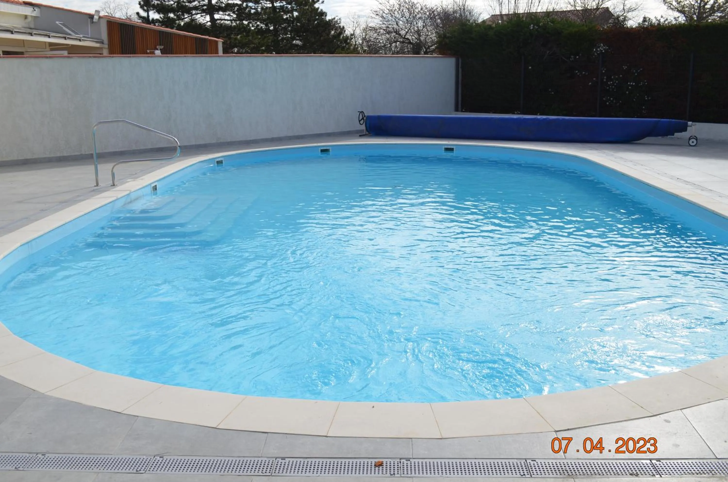Swimming pool in Greet Hôtel Castres Saix