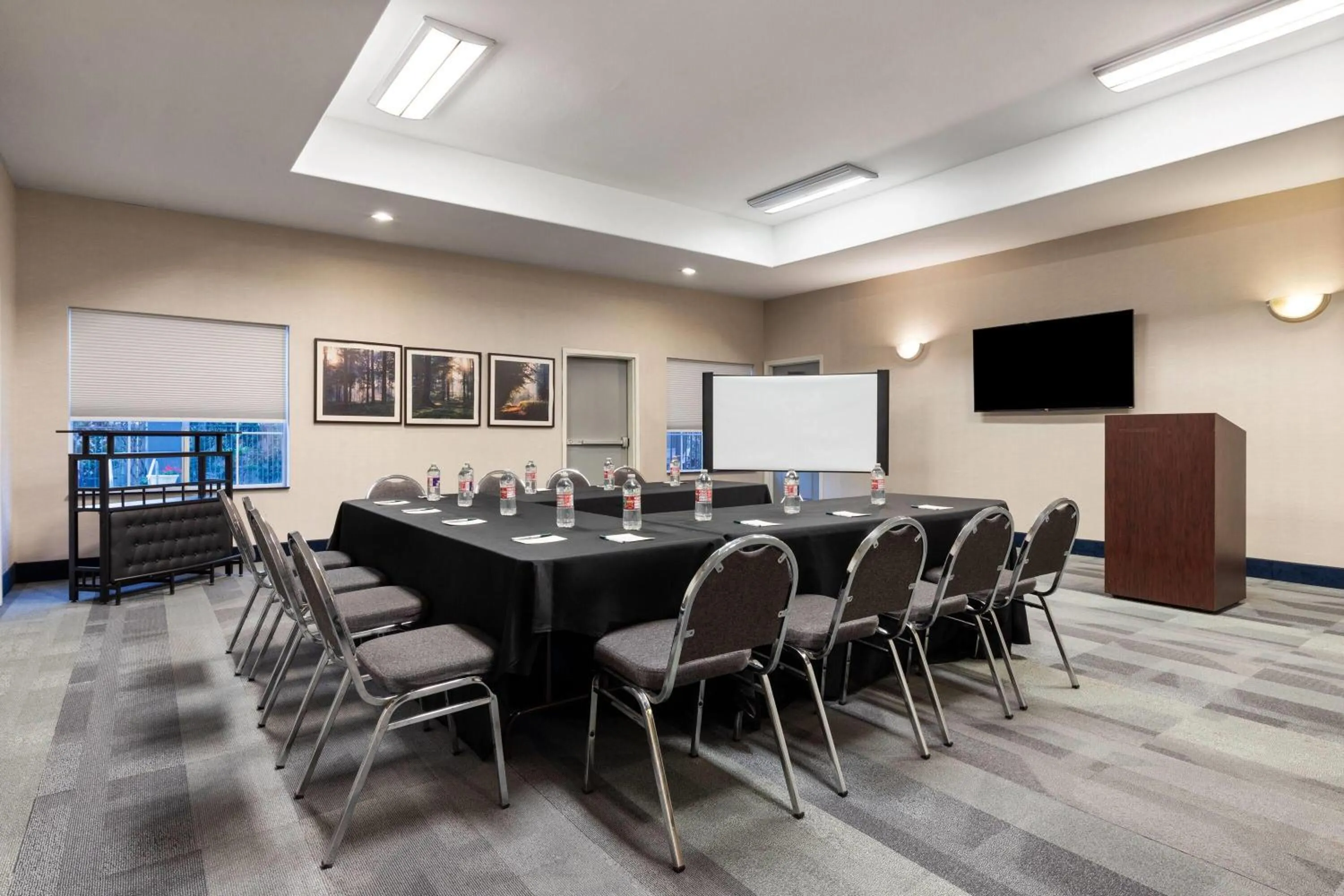 Meeting/conference room in La Quinta by Wyndham Brookshire West Katy