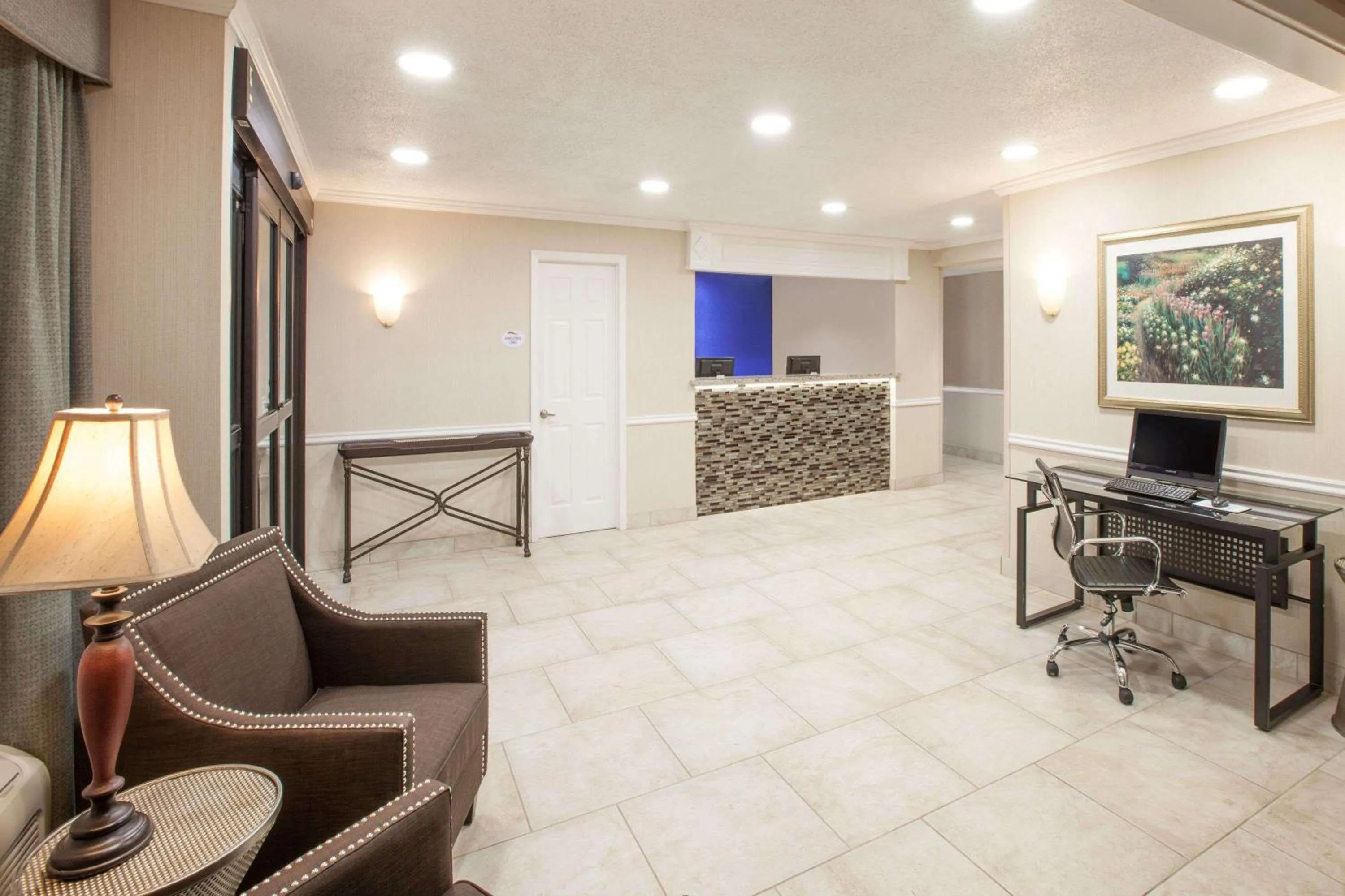 Lobby or reception in Baymont by Wyndham Texarkana