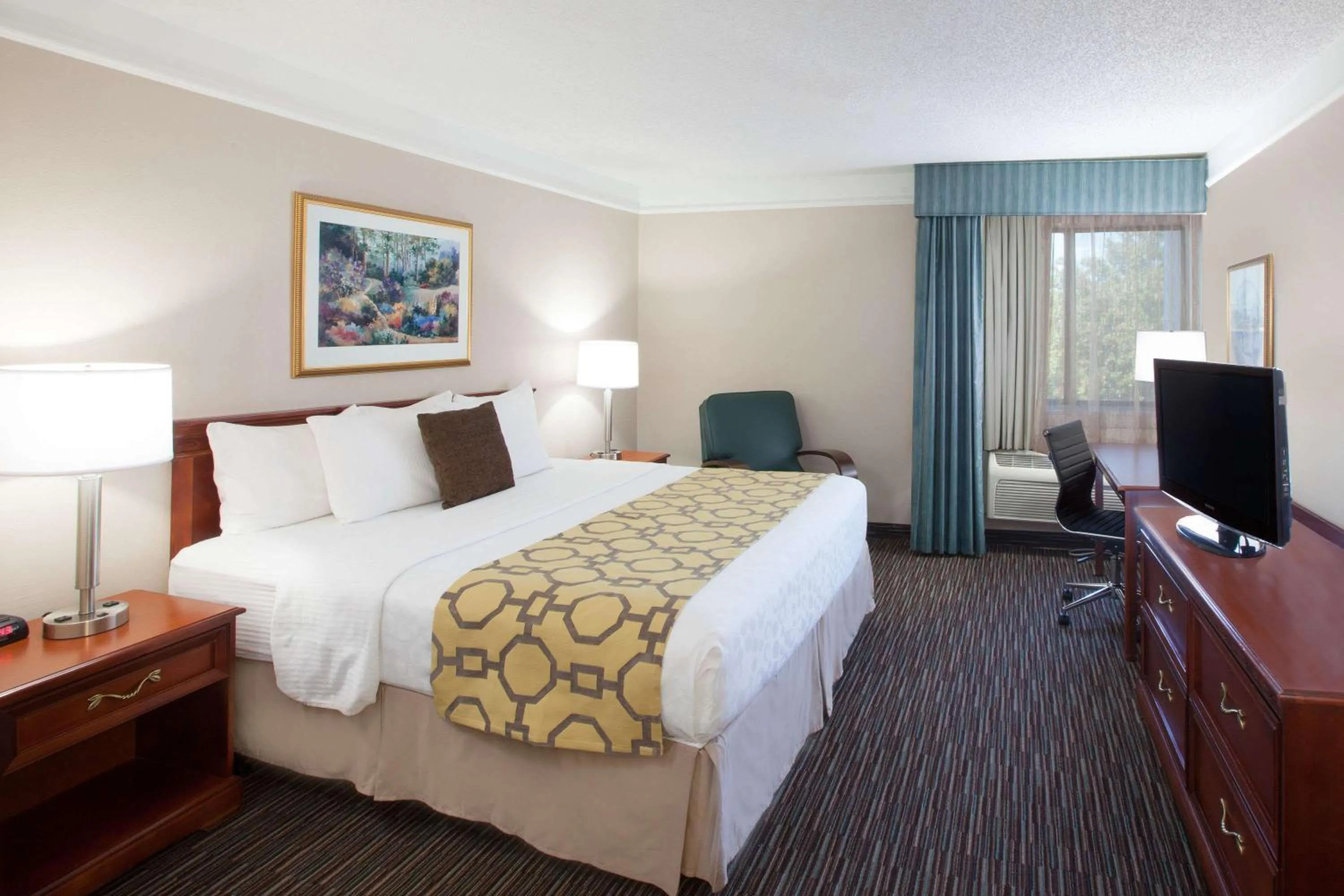 Photo of the whole room, Bed in Baymont by Wyndham Texarkana