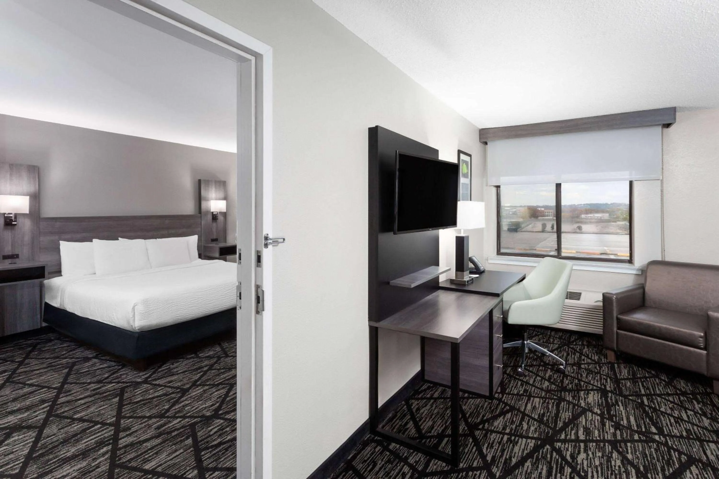 Photo of the whole room, Bed in La Quinta Inn by Wyndham Cleveland Independence