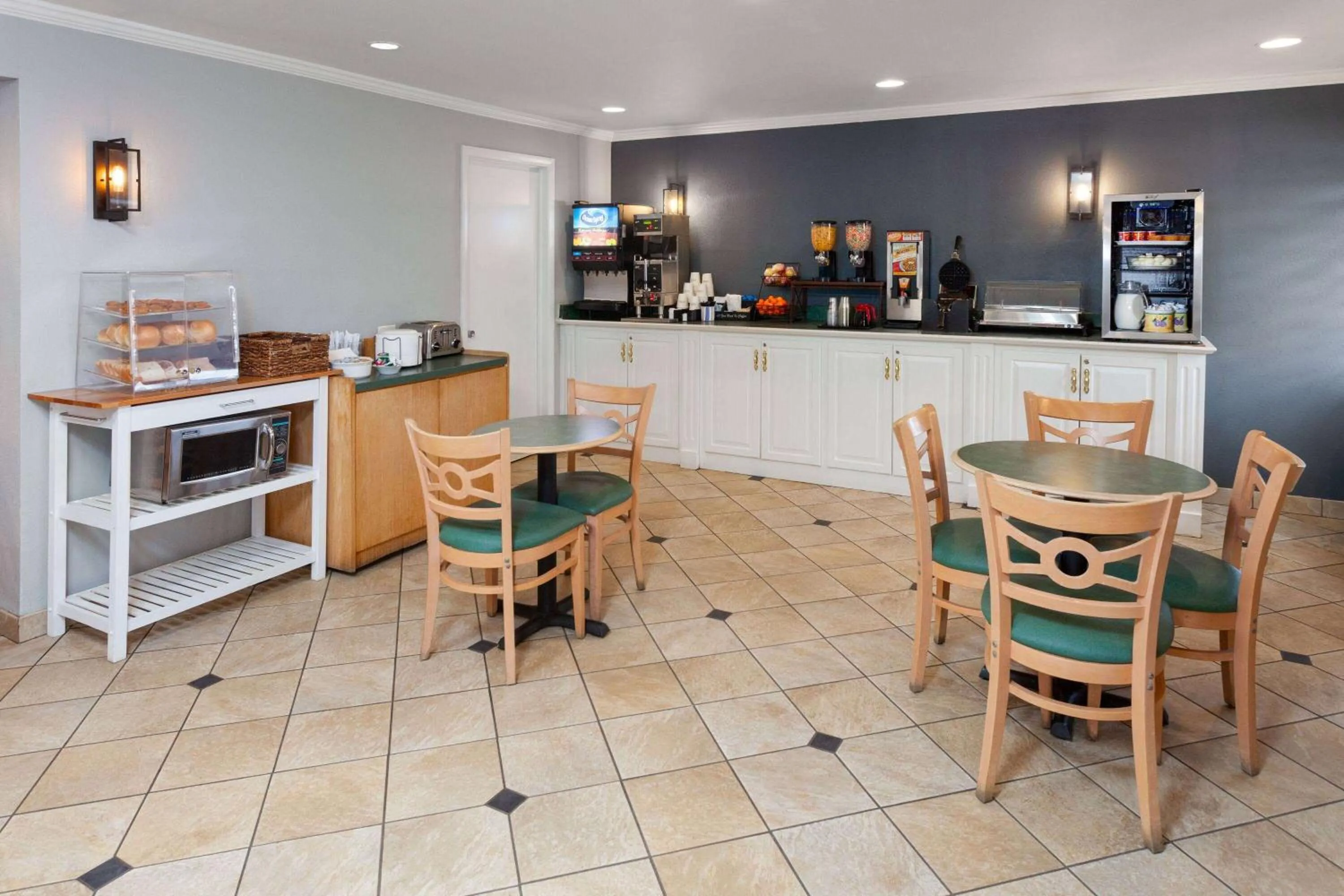 Breakfast in La Quinta Inn by Wyndham Cleveland Independence