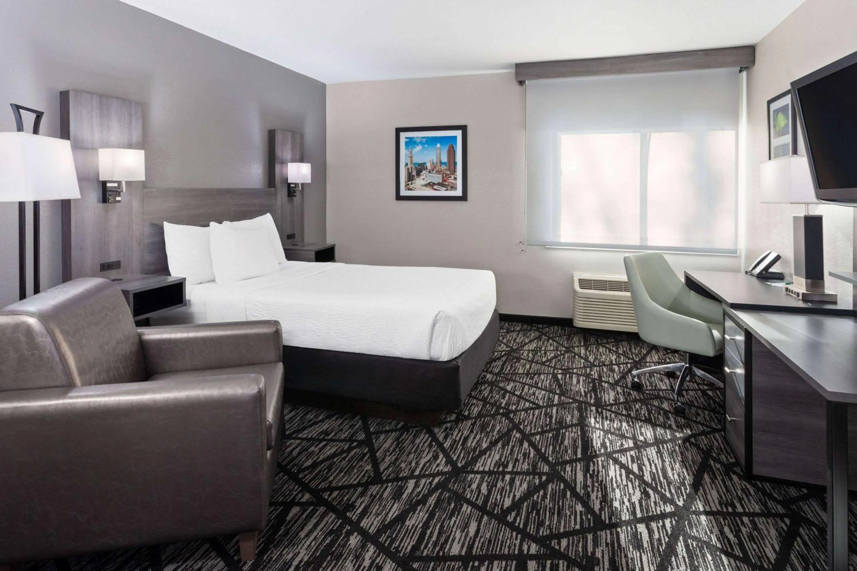 Photo of the whole room, Bed in La Quinta Inn by Wyndham Cleveland Independence