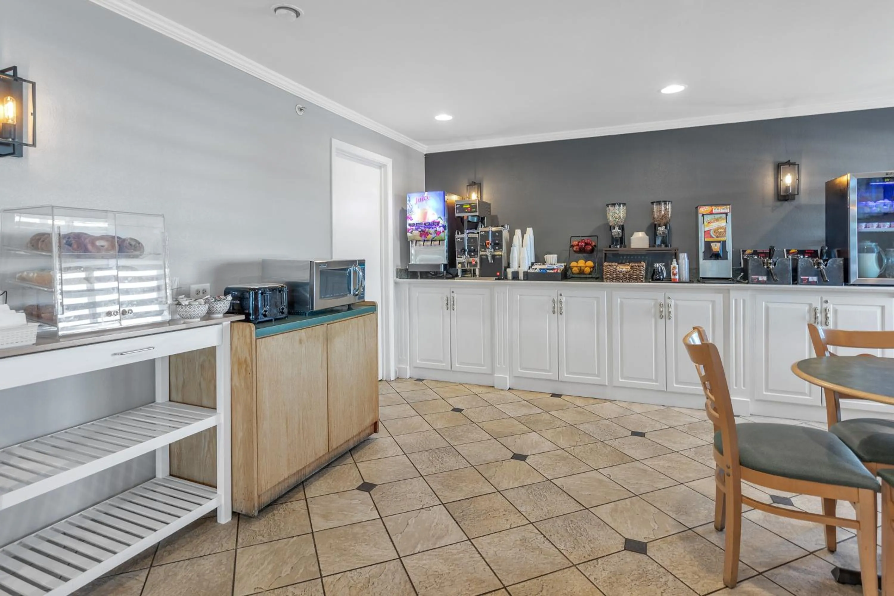 Breakfast in La Quinta Inn by Wyndham Cleveland Independence