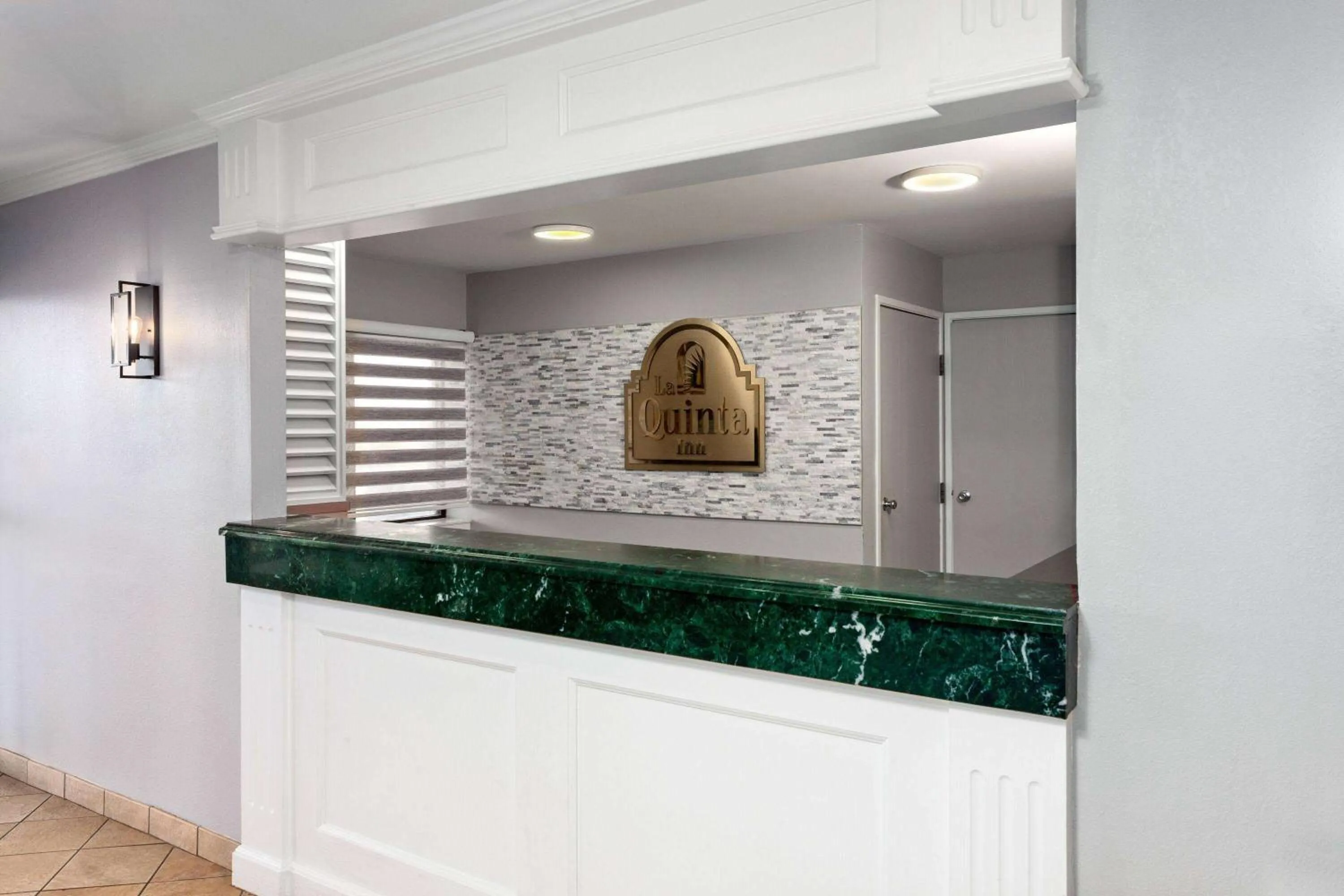 Lobby or reception in La Quinta Inn by Wyndham Cleveland Independence