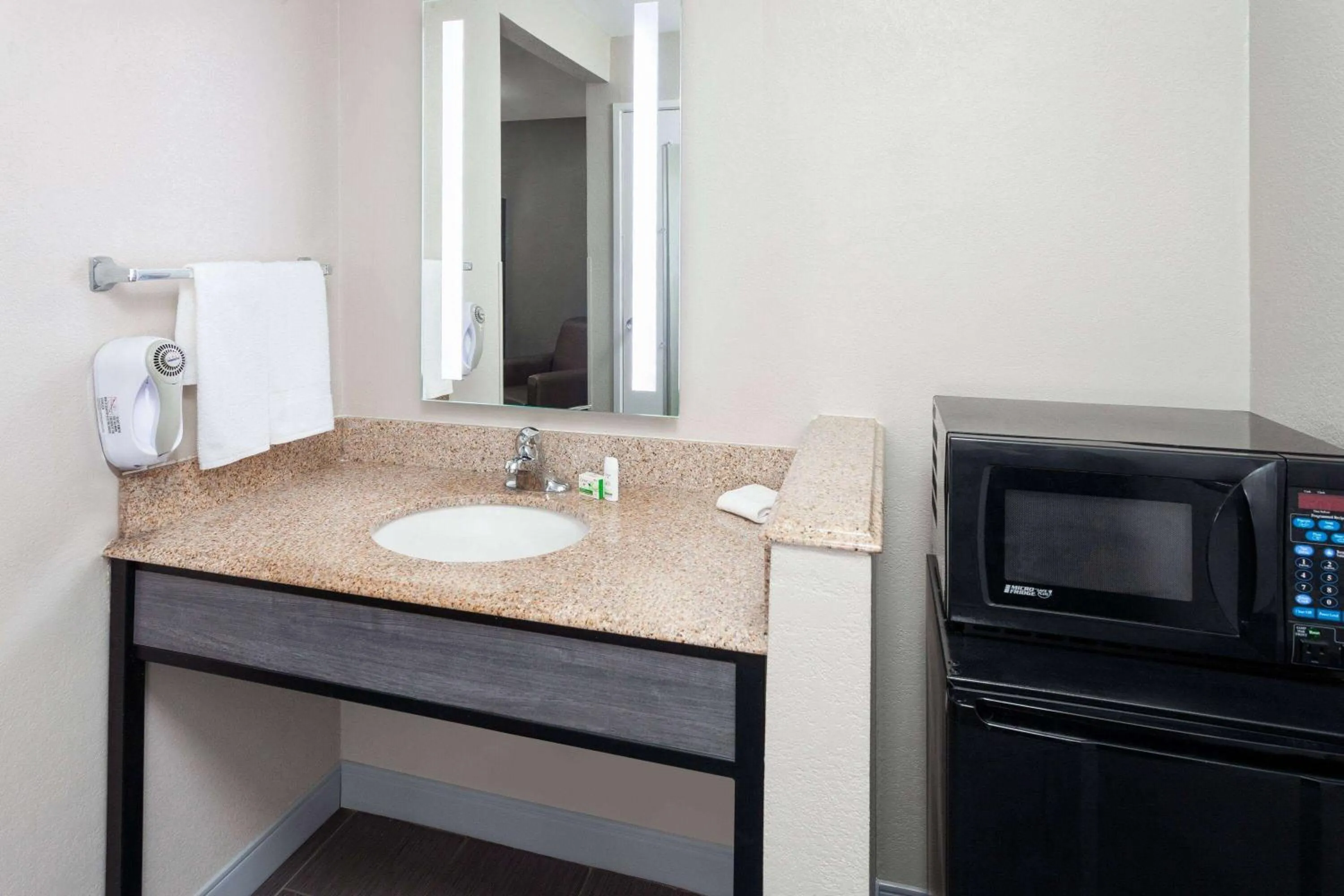 Bathroom in La Quinta Inn by Wyndham Cleveland Independence