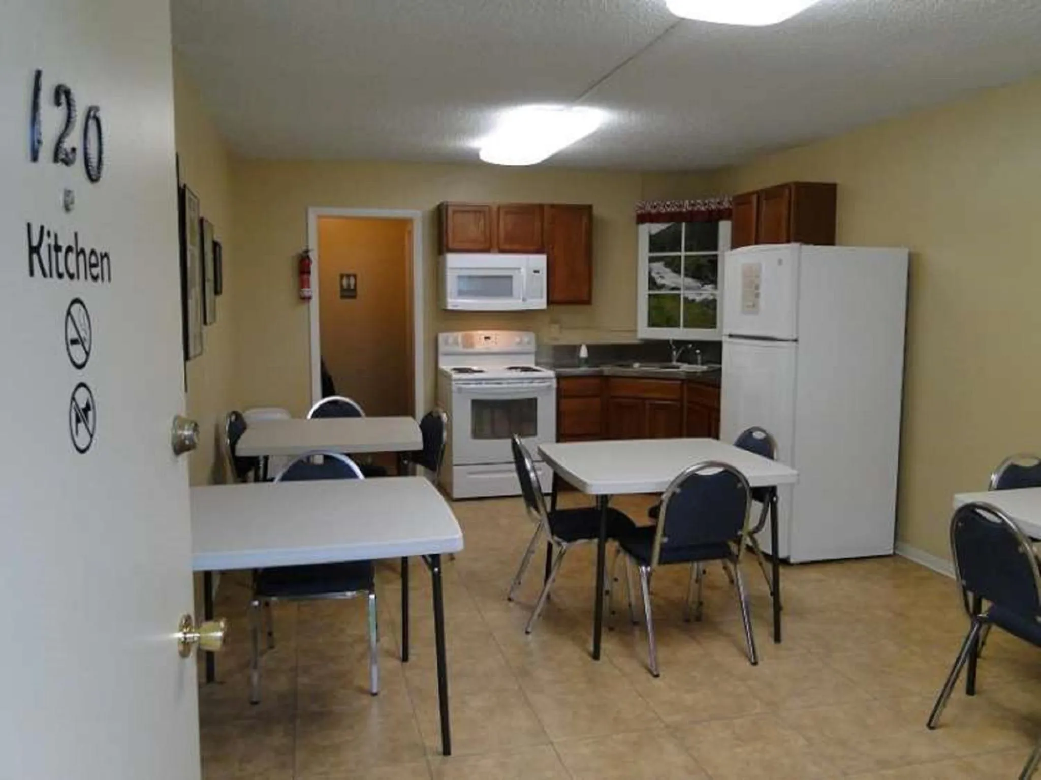 Communal kitchen in Konkolville Motel