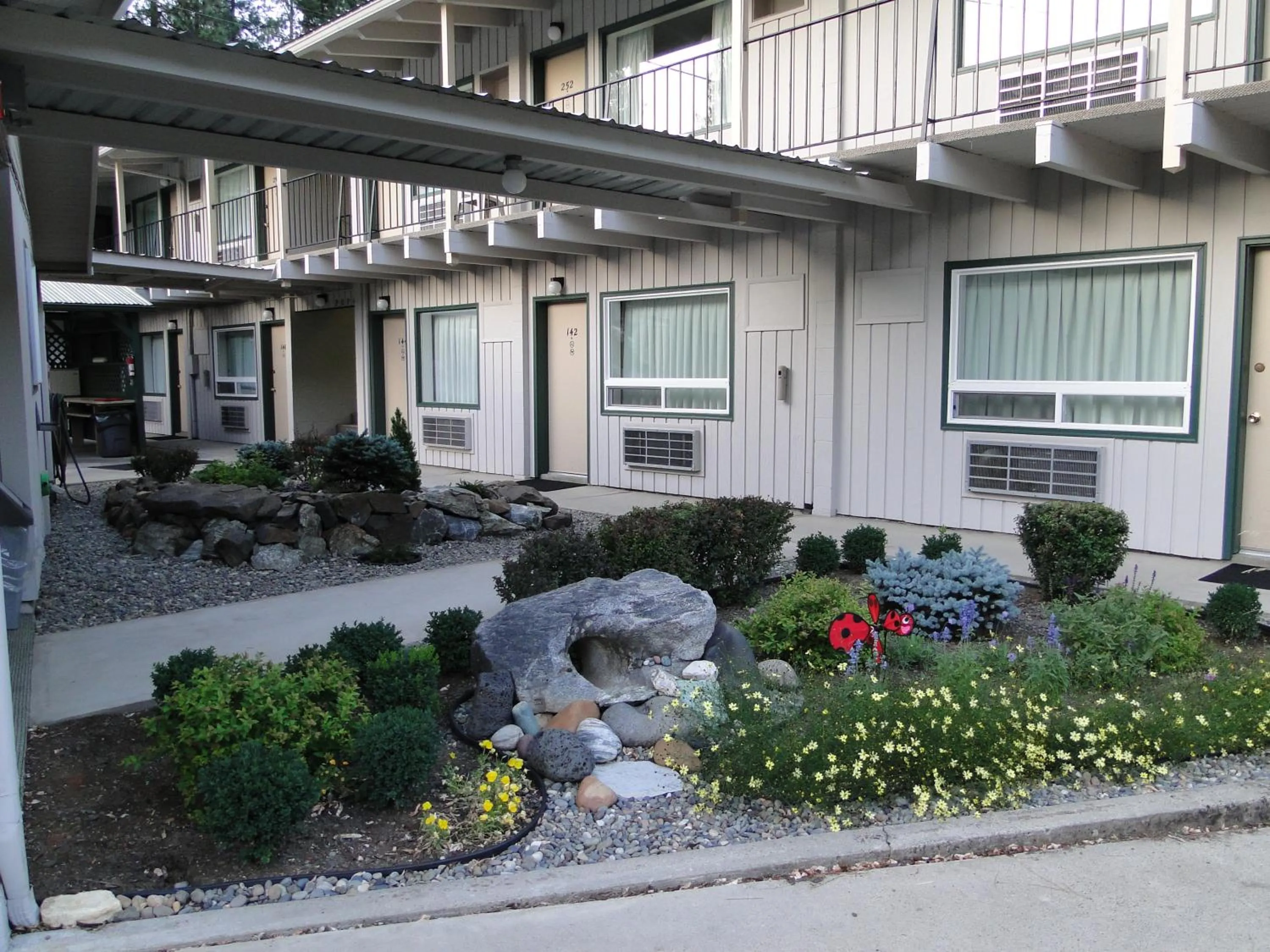 Garden in Konkolville Motel