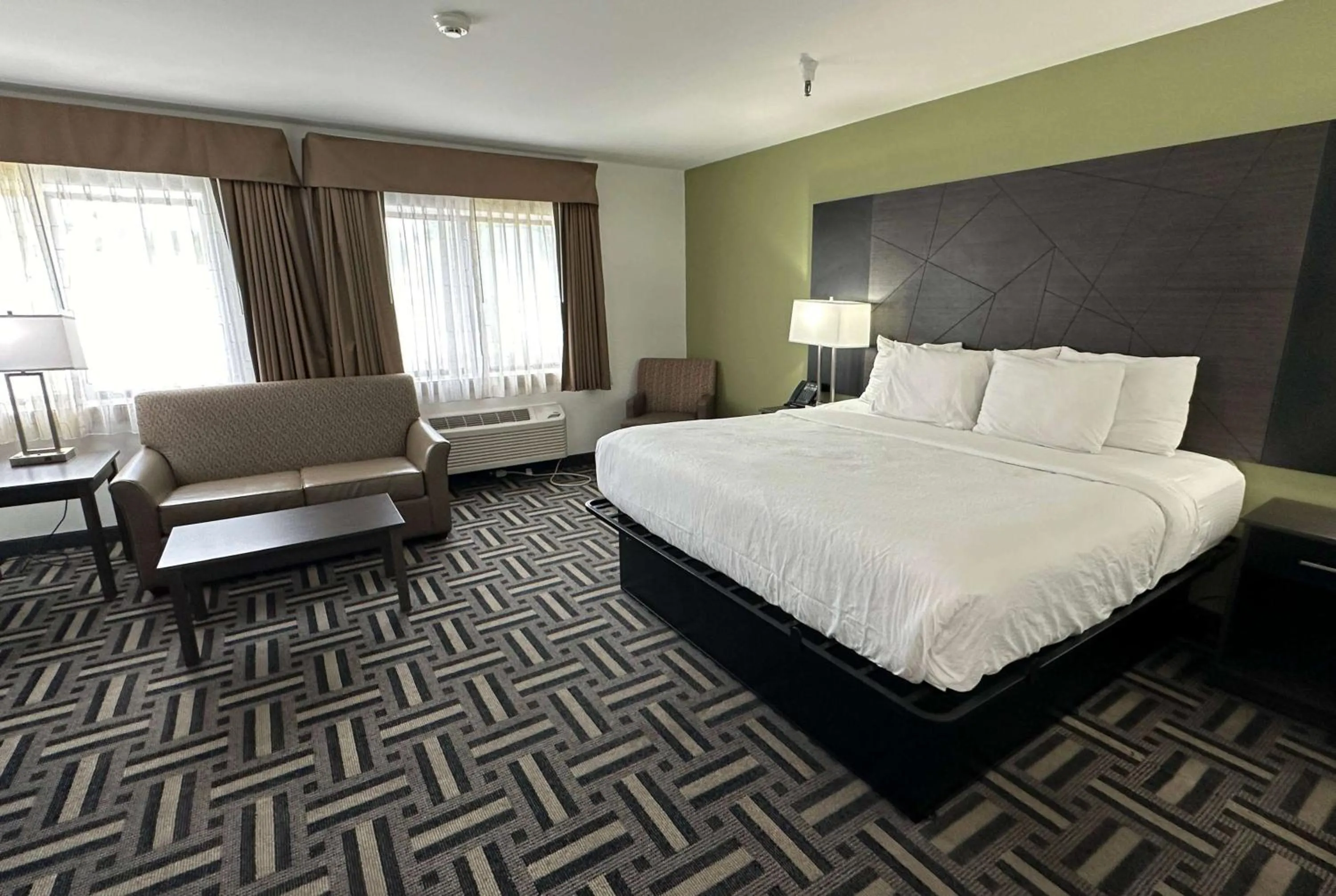 Photo of the whole room, Bed in La Quinta Inn and Suites by Wyndham Cincinnati North