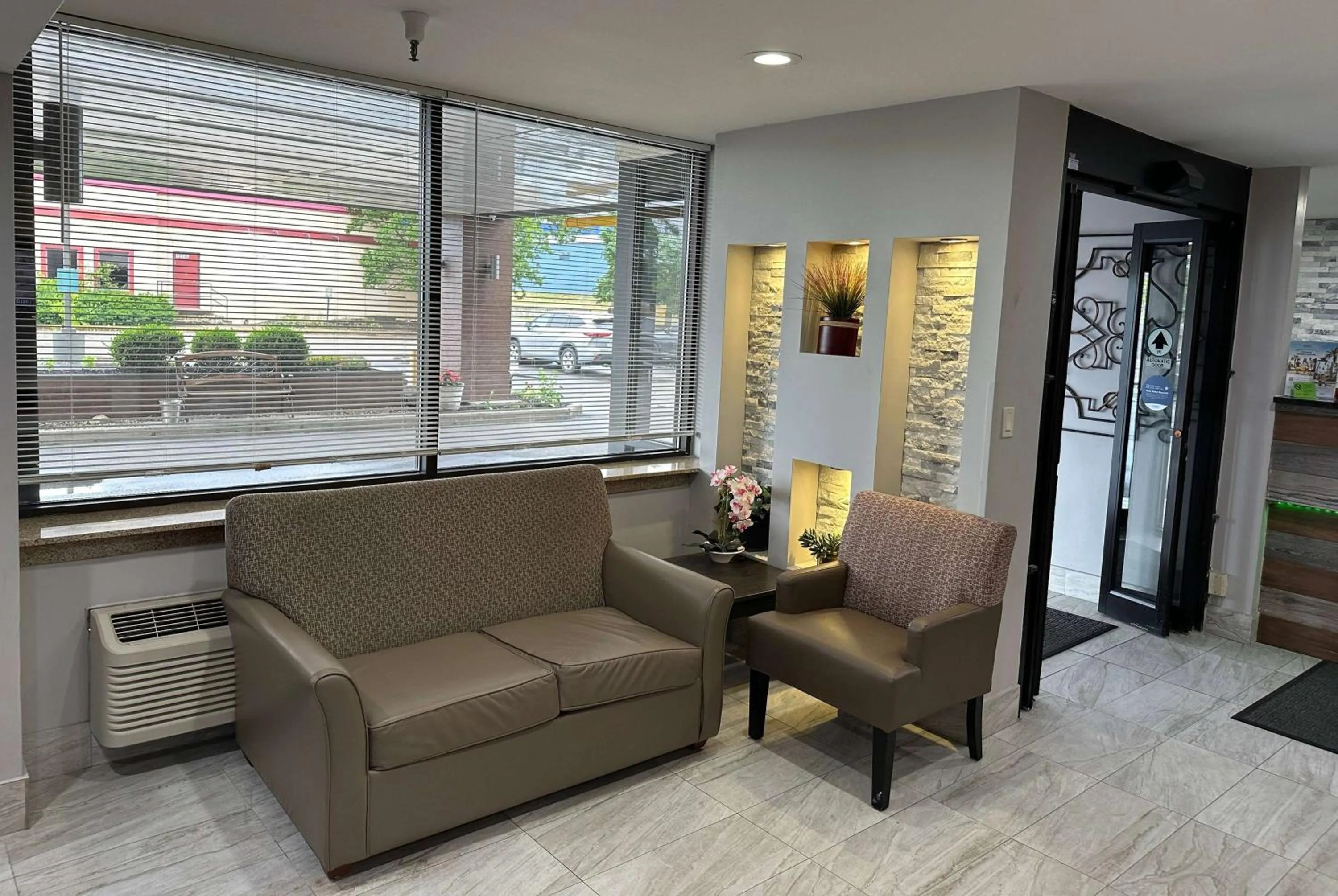 Lobby or reception in La Quinta Inn and Suites by Wyndham Cincinnati North