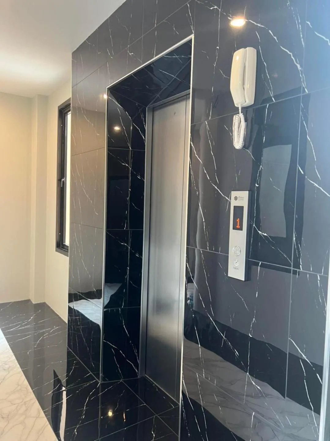 elevator in THE HUB SURATTHANl