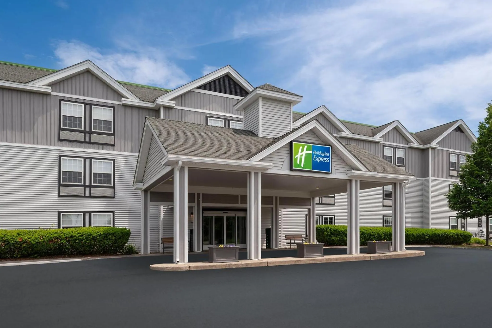 Property building in La Quinta by Wyndham St. Albans