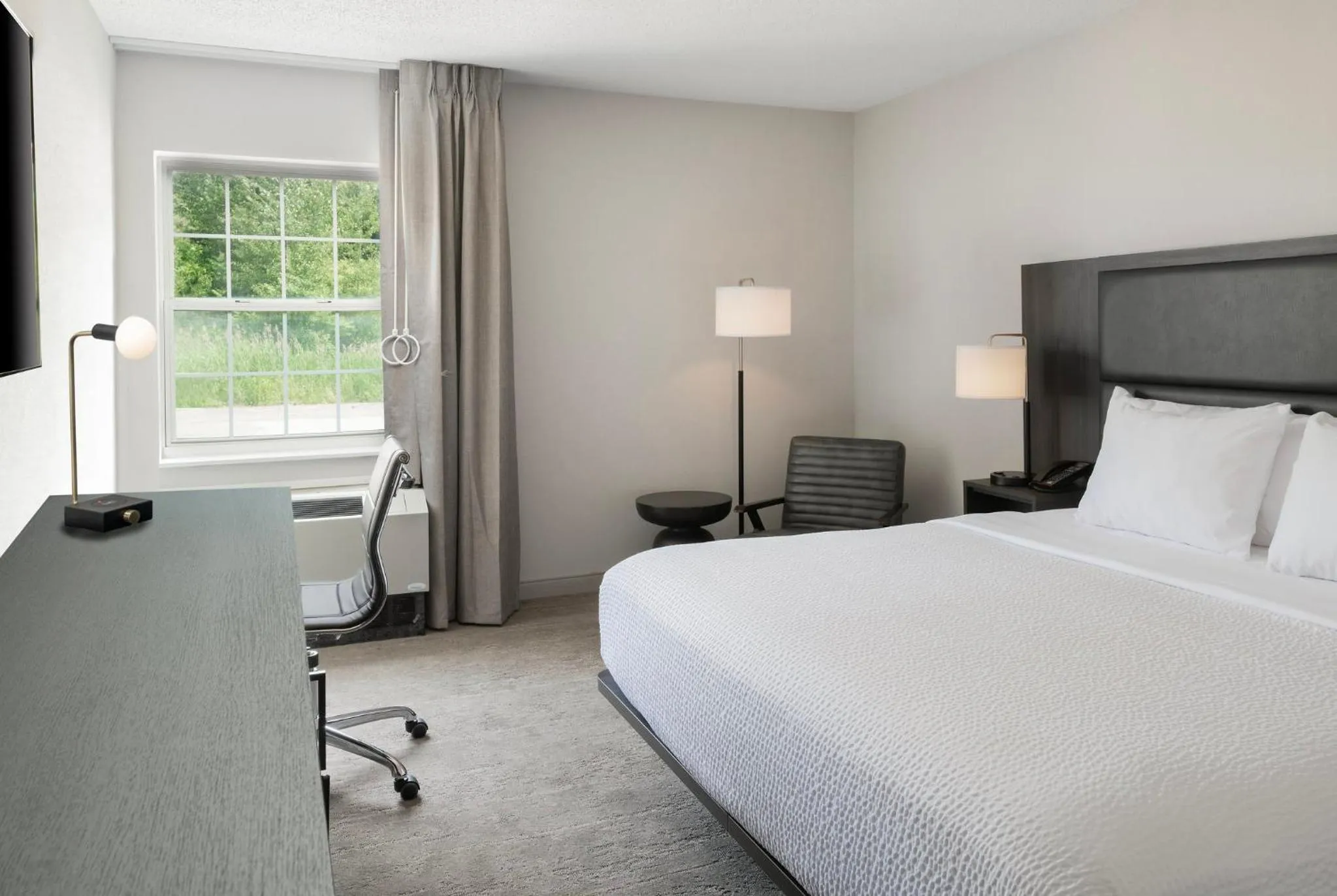 Photo of the whole room, Bed in Holiday Inn Express St. Albans by IHG