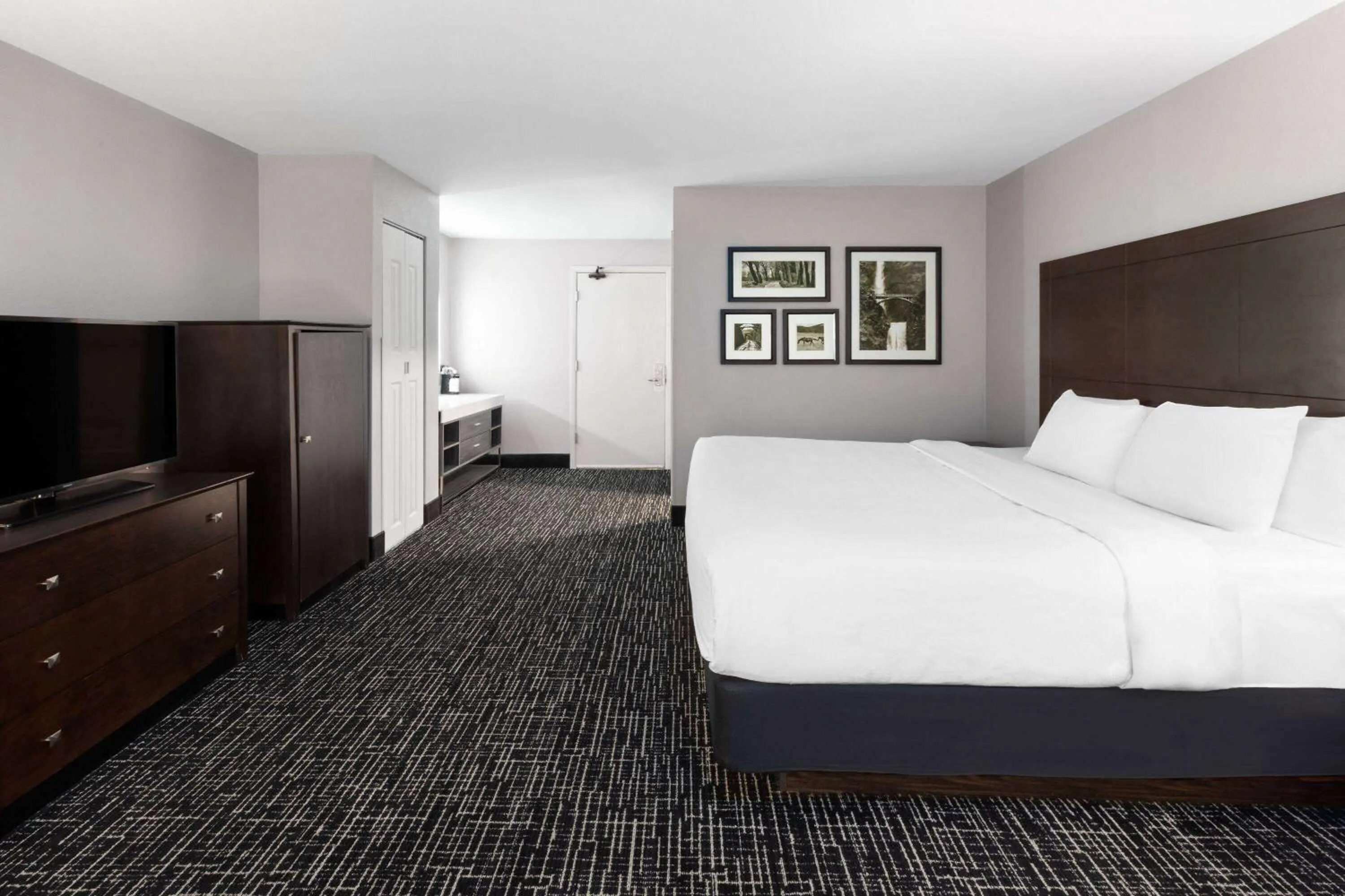 Photo of the whole room, Bed in La Quinta Inn by Wyndham Sheboygan