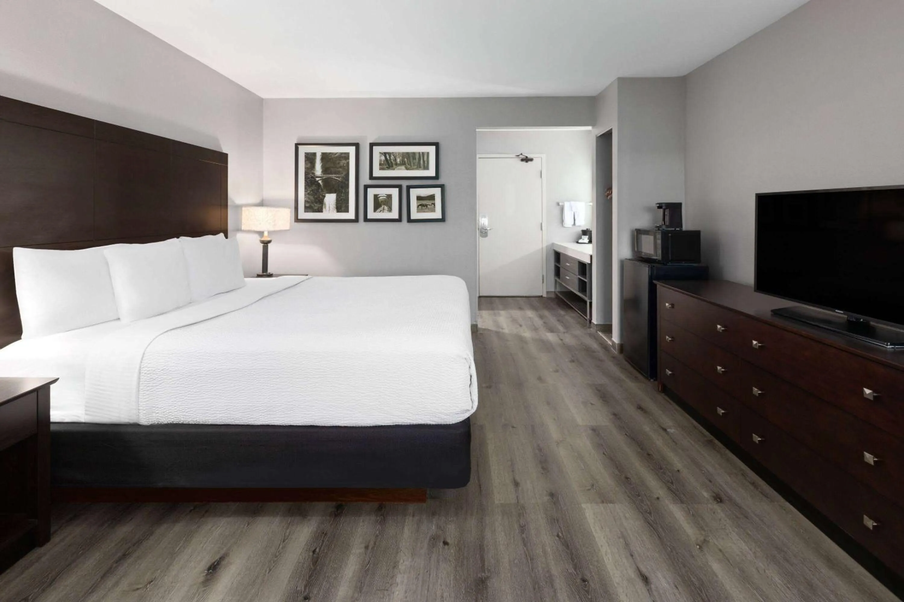 Photo of the whole room, Bed in La Quinta Inn by Wyndham Sheboygan