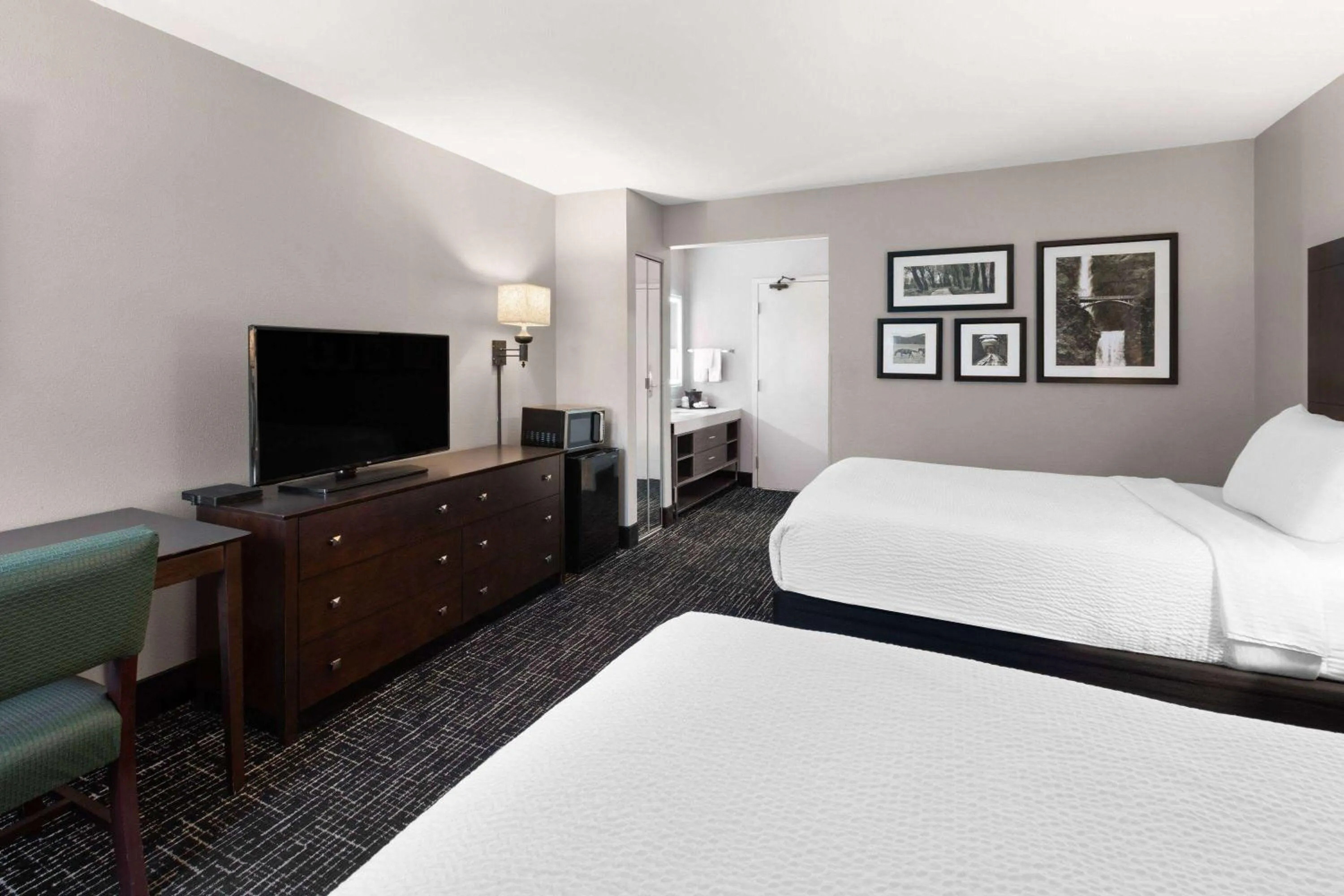 Photo of the whole room, Bed in La Quinta Inn by Wyndham Sheboygan