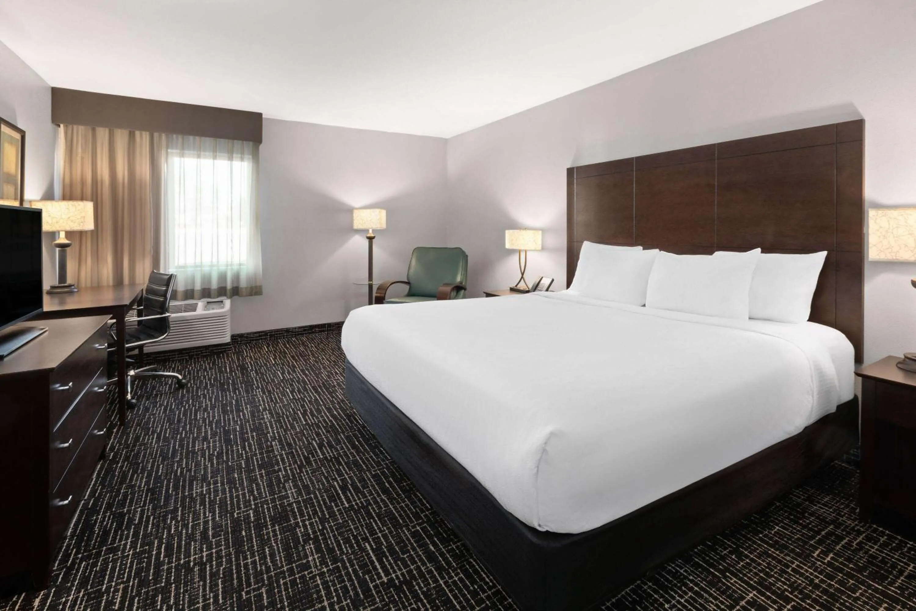 Photo of the whole room, Bed in La Quinta Inn by Wyndham Sheboygan