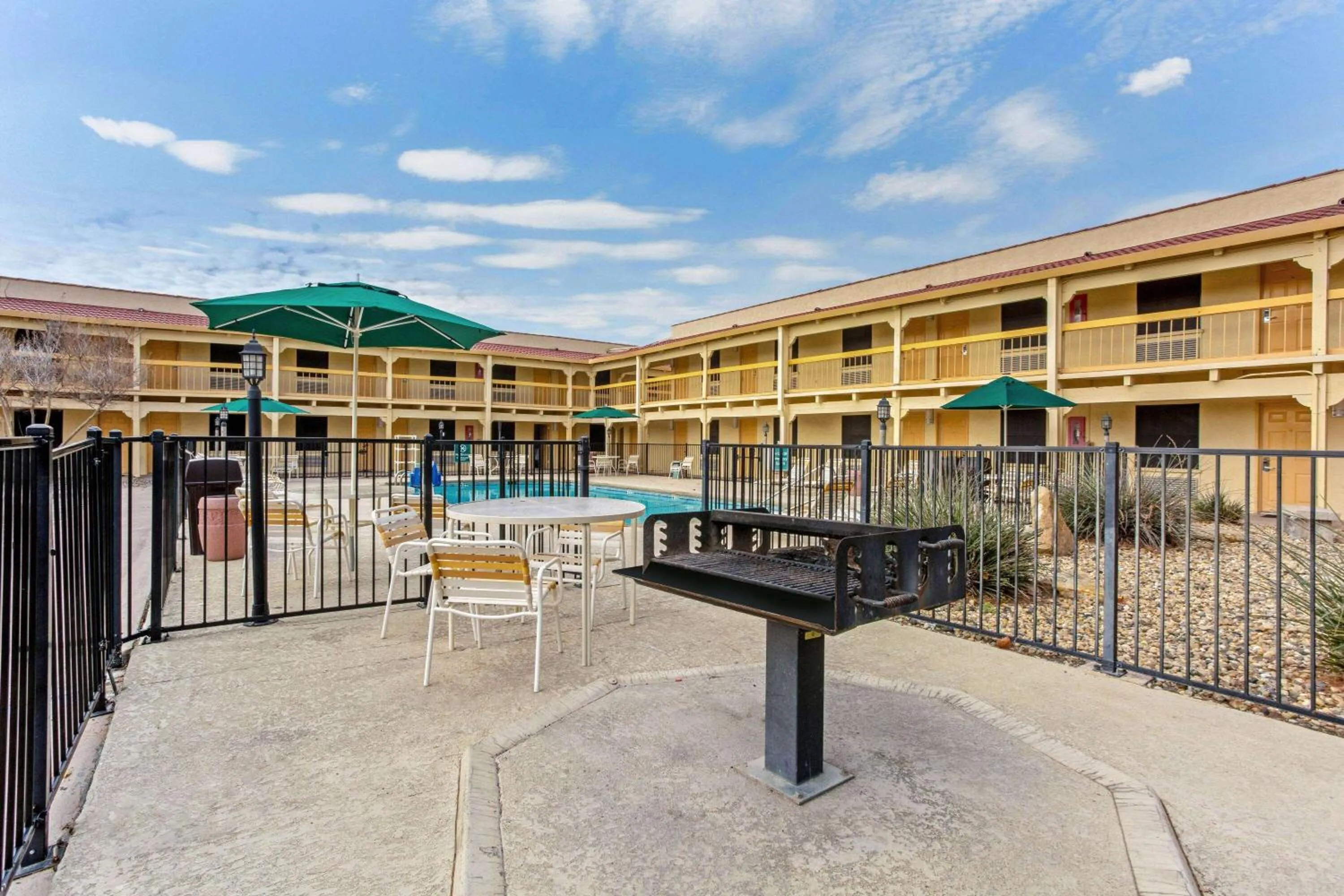 BBQ facilities in La Quinta Inn by Wyndham and Conference Center San Angelo