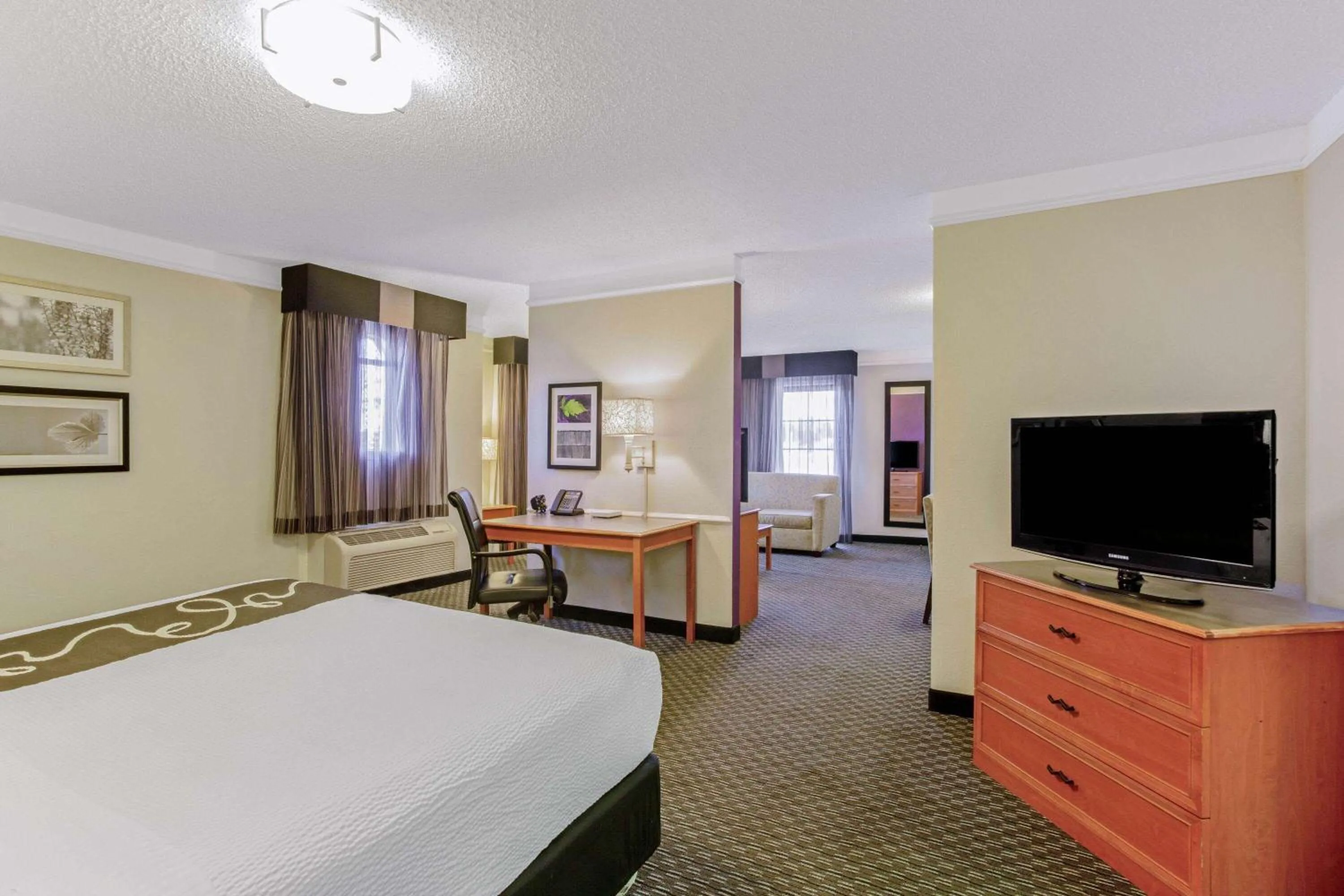 Photo of the whole room, Bed in La Quinta Inn by Wyndham and Conference Center San Angelo