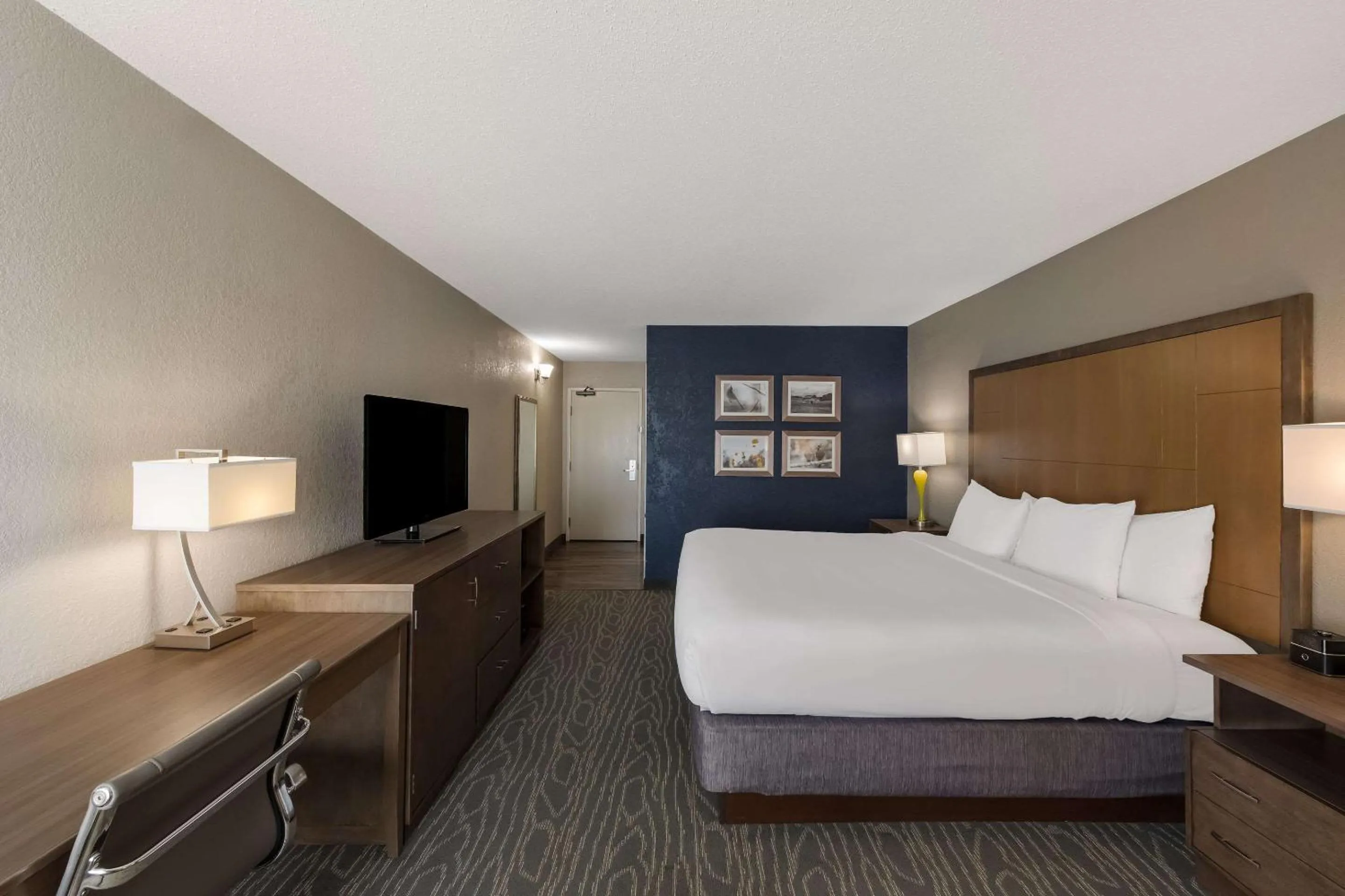 Bedroom, Bed in Comfort Inn & Suites Tipp City Dayton North I-75
