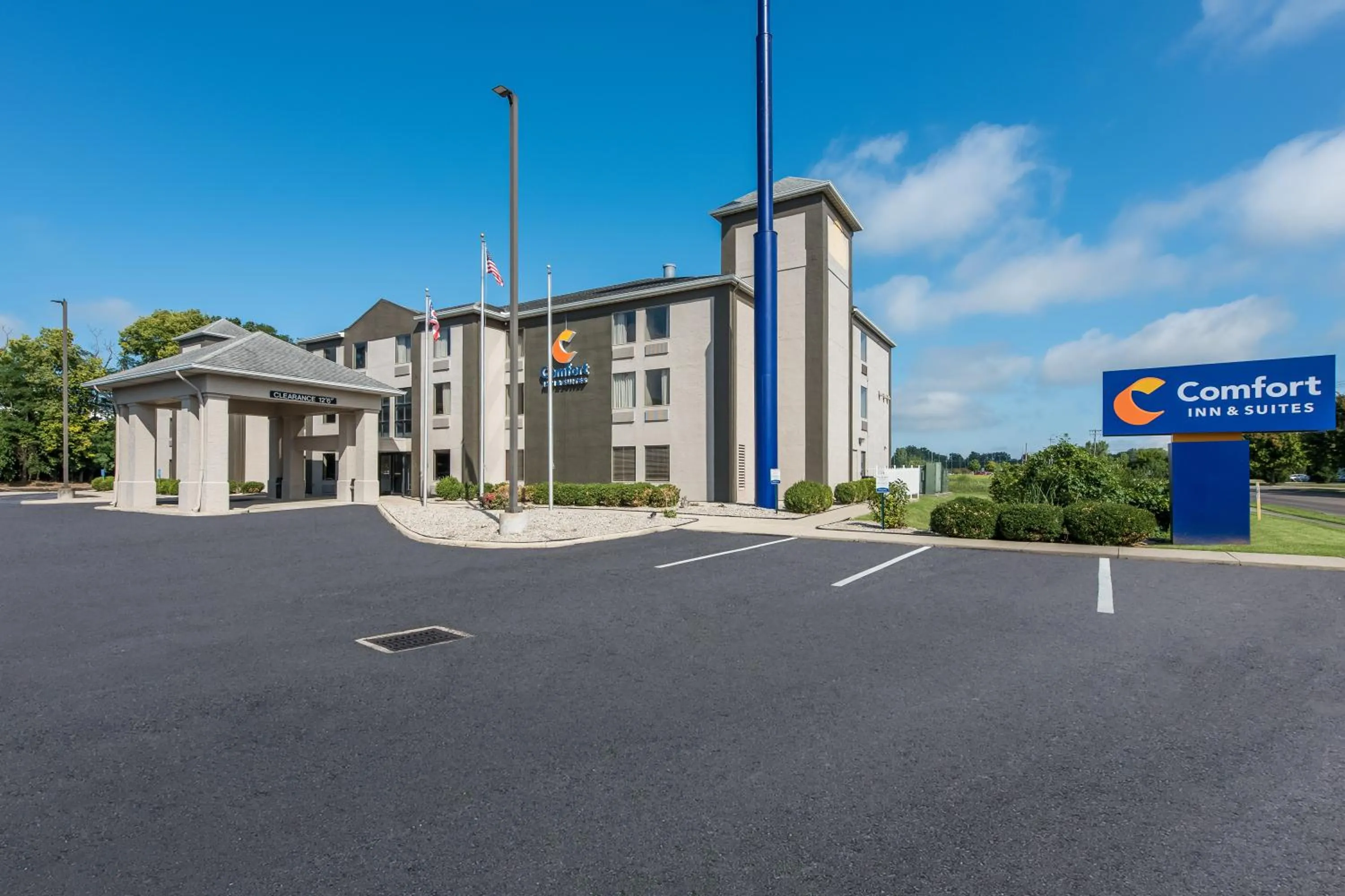 Property building in Comfort Inn & Suites Tipp City Dayton North I-75