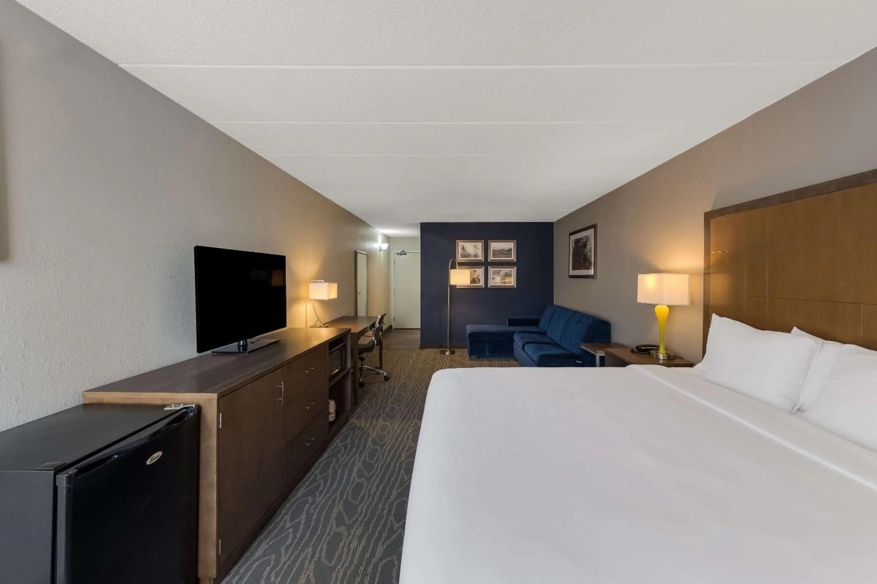 Bedroom, Bed in Comfort Inn & Suites Tipp City Dayton North I-75