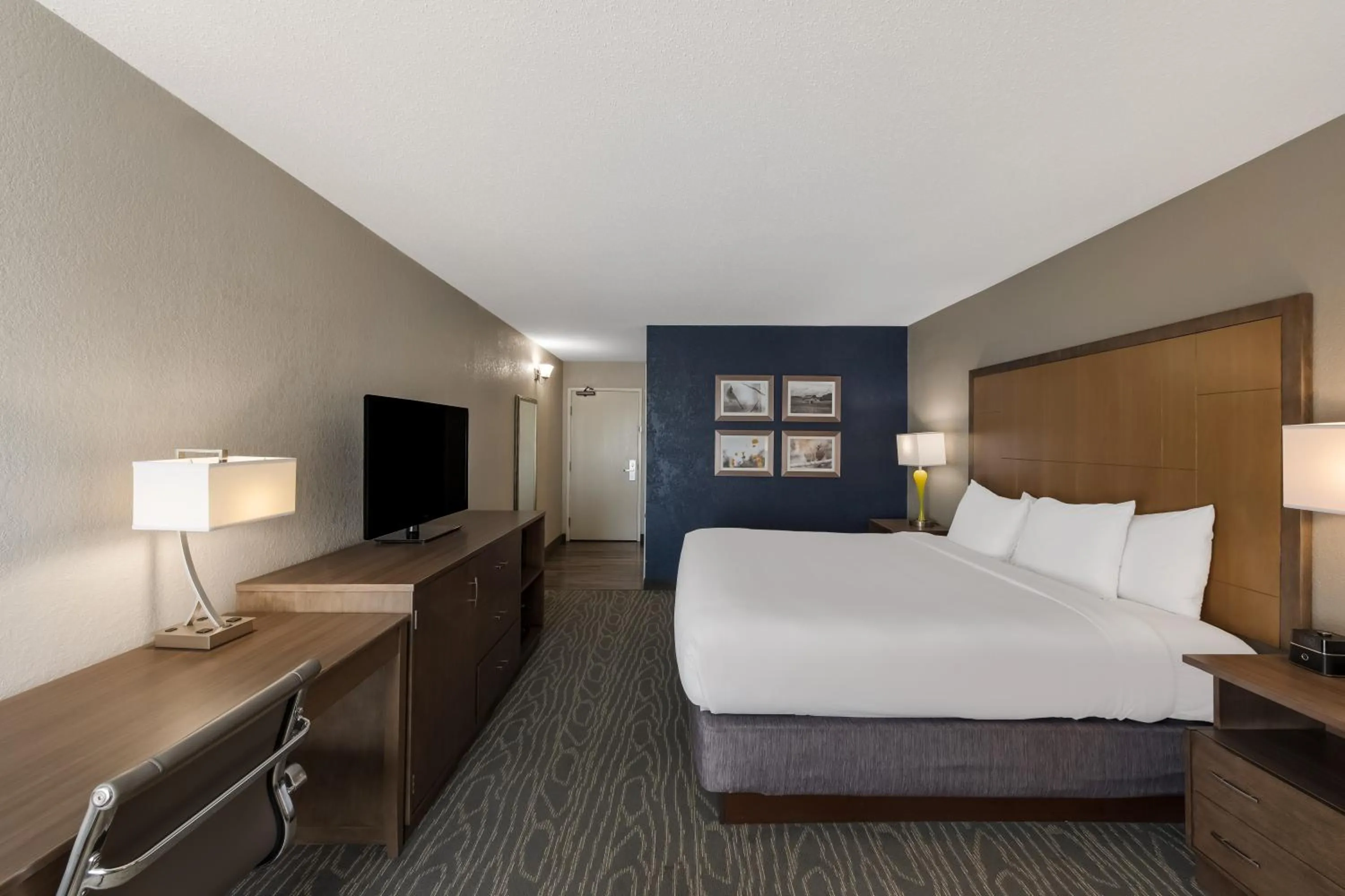 Bedroom, Bed in Comfort Inn & Suites Tipp City Dayton North I-75