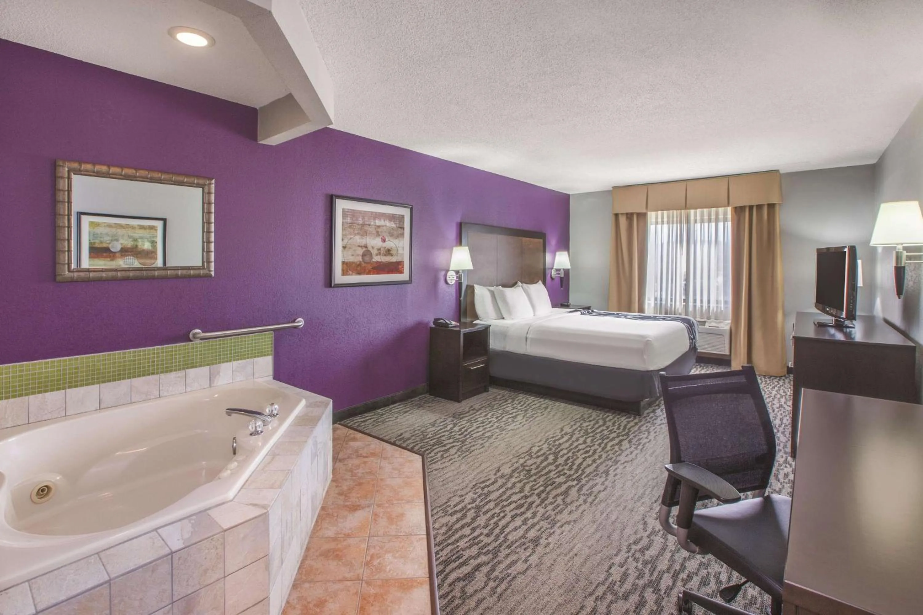 Photo of the whole room, Bed in La Quinta by Wyndham Erie