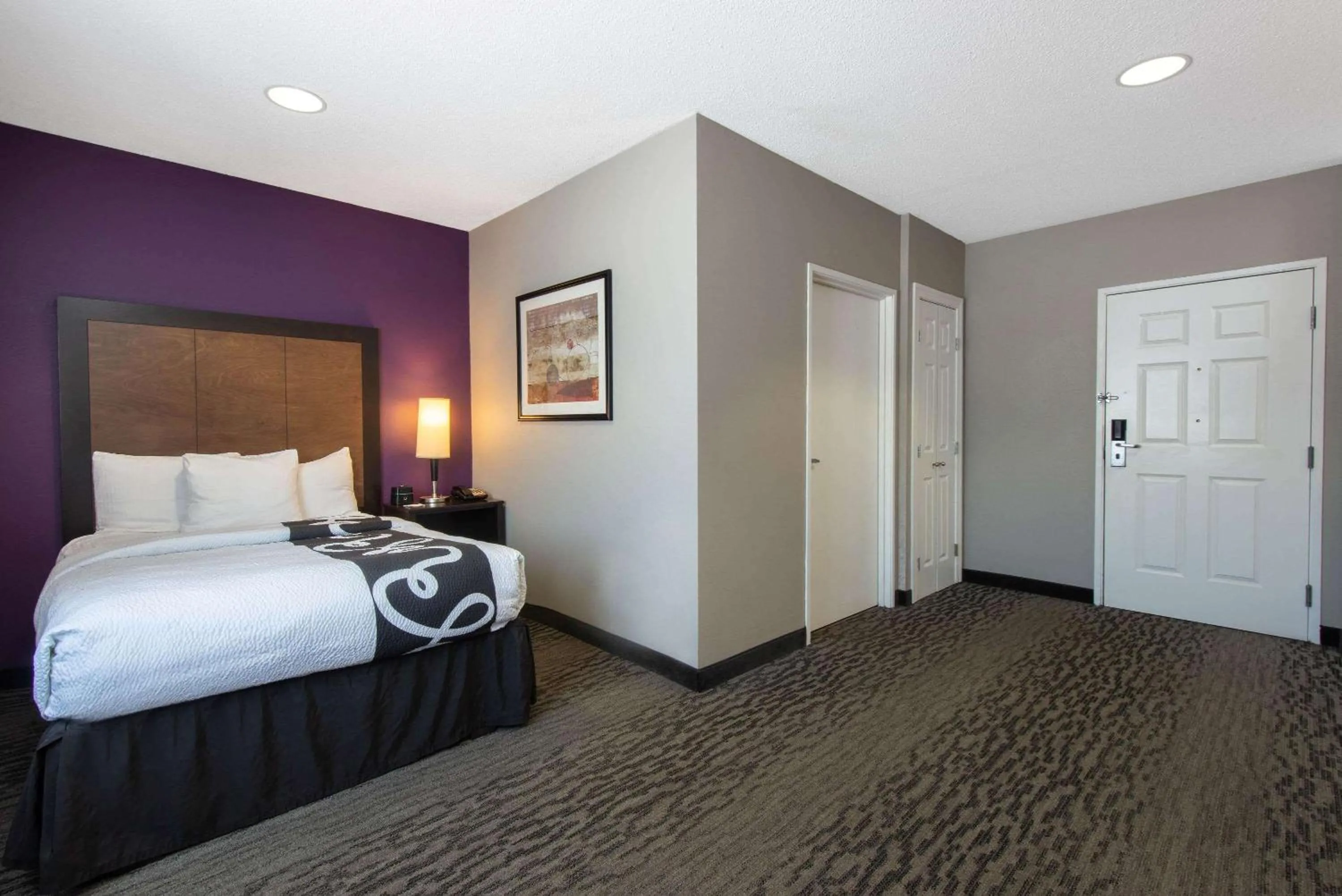 Photo of the whole room, Bed in La Quinta by Wyndham Erie