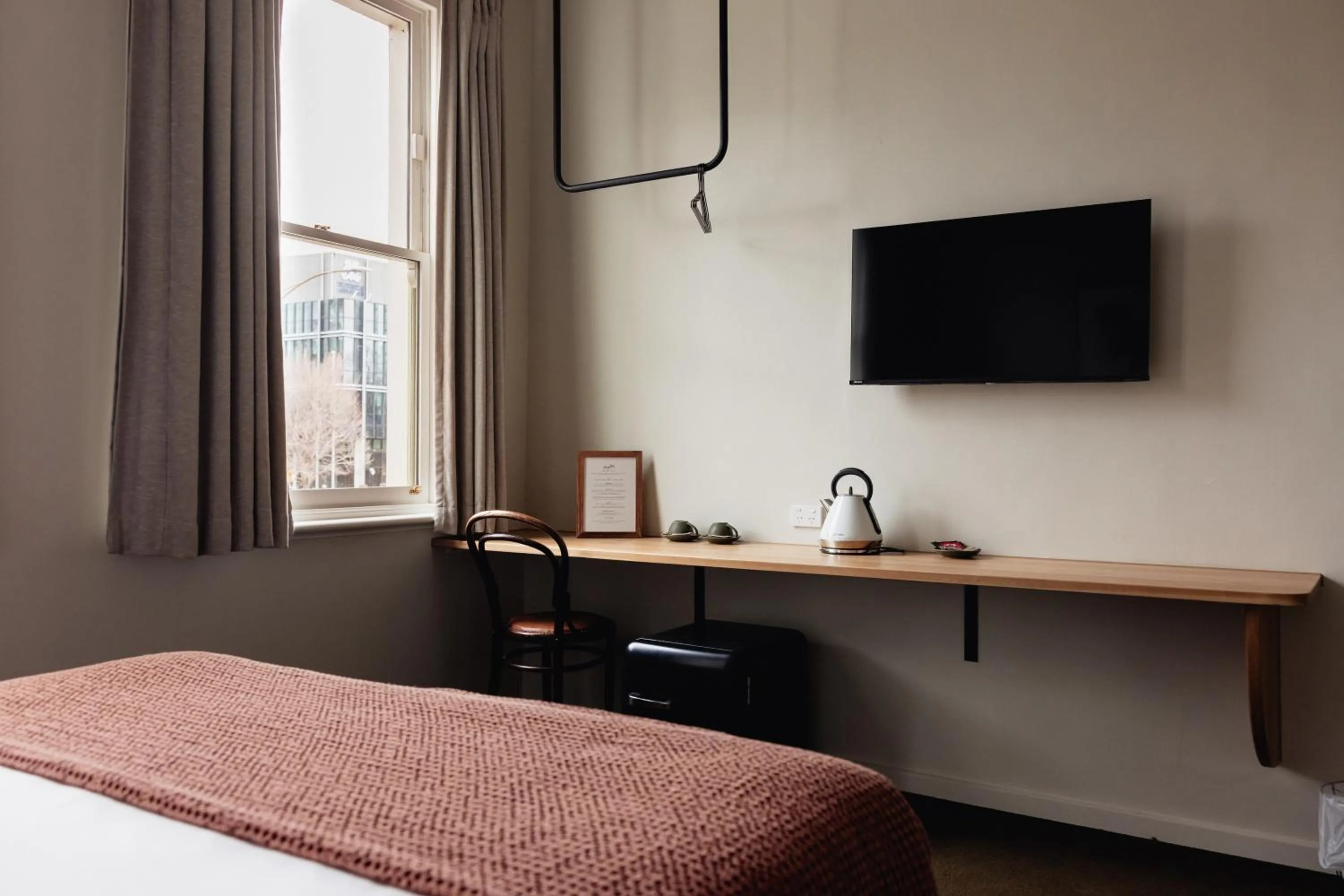 Bedroom, Bed in Naughtons Hotel