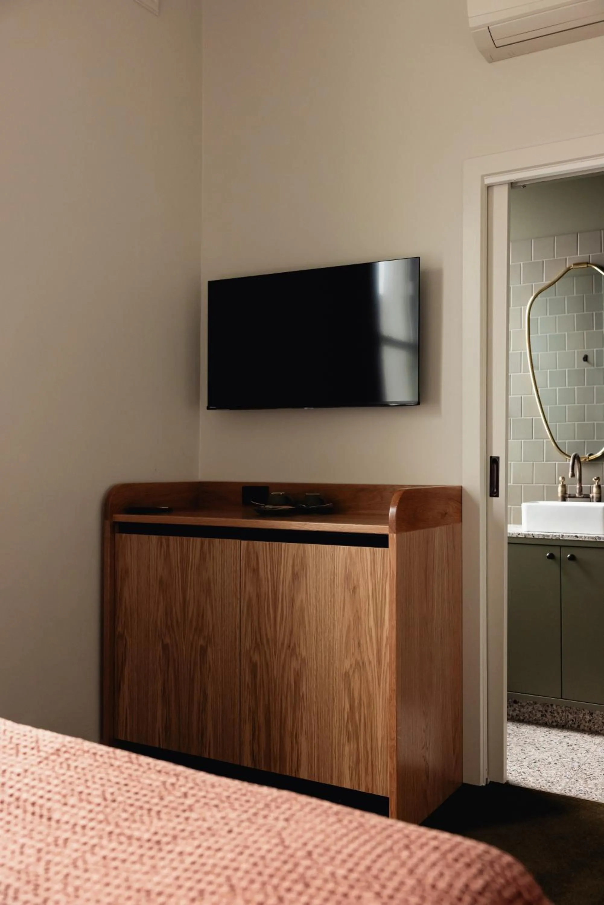 Bedroom, Bed in Naughtons Hotel