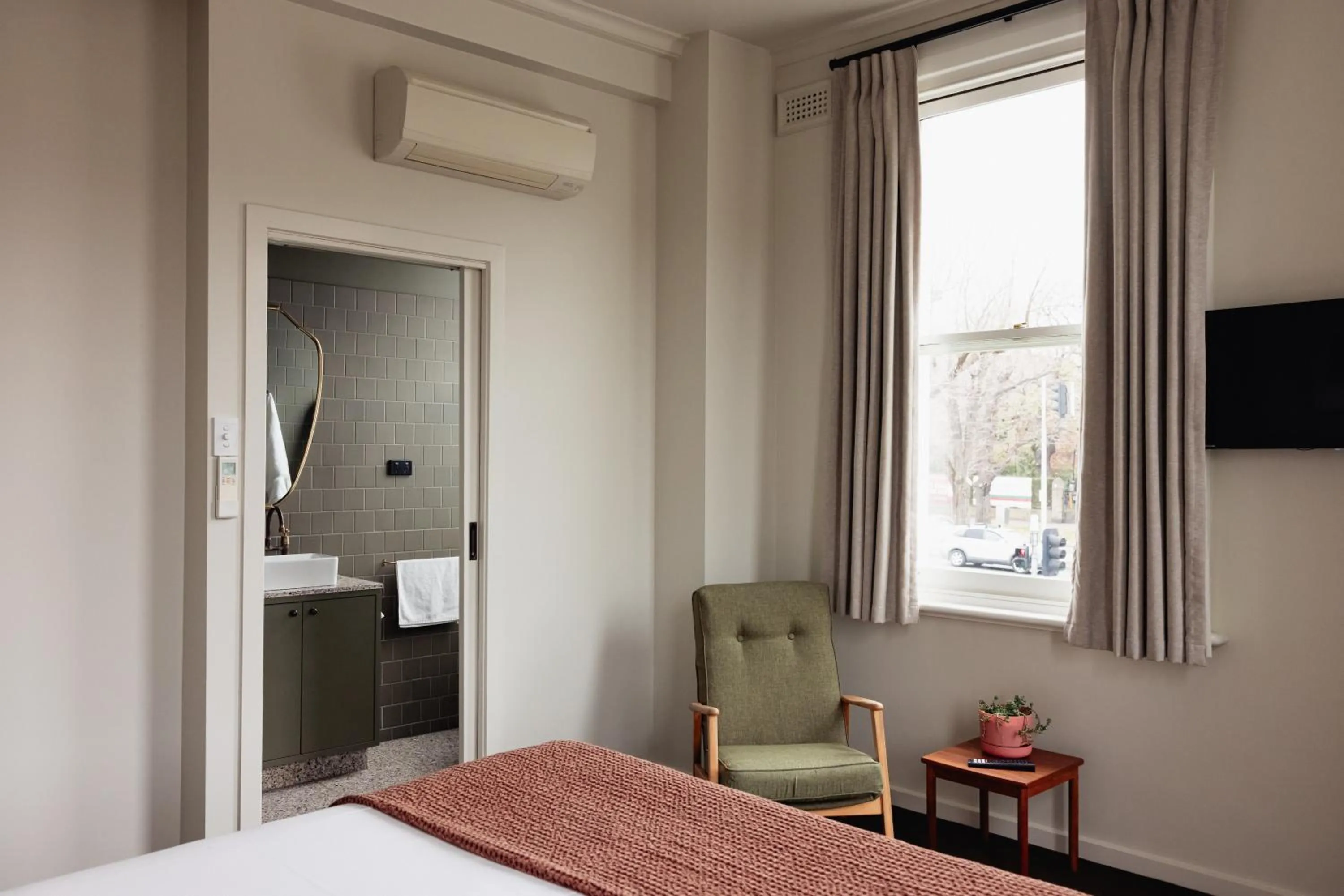 Bedroom, Bed in Naughtons Hotel