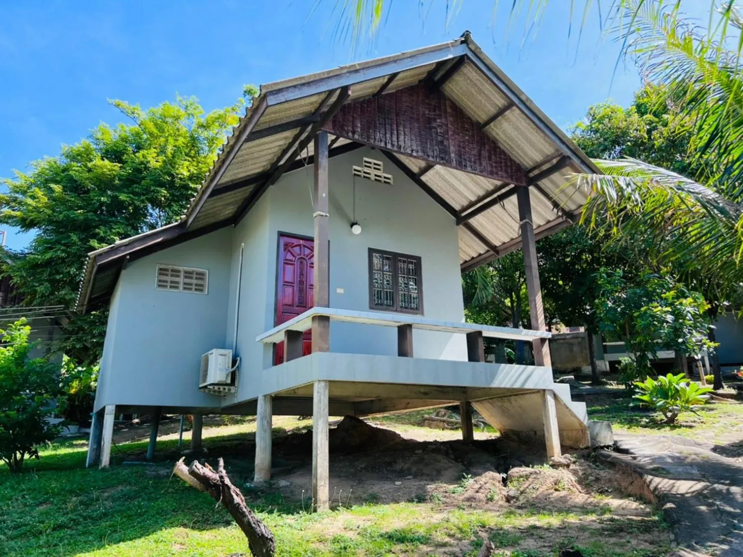 Property building in Phupha Bungalow Haad Rin