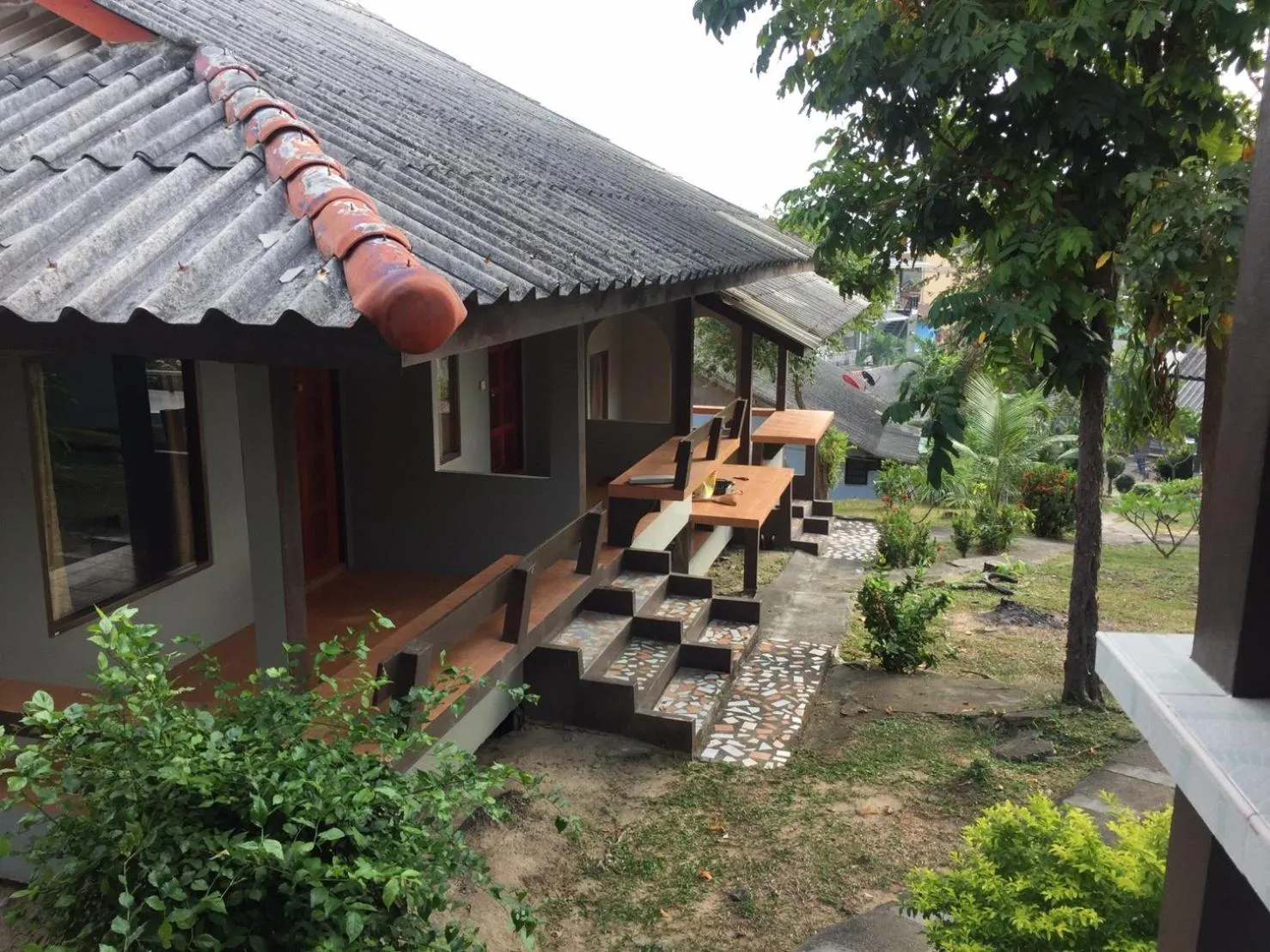 Garden in Phupha Bungalow Haad Rin