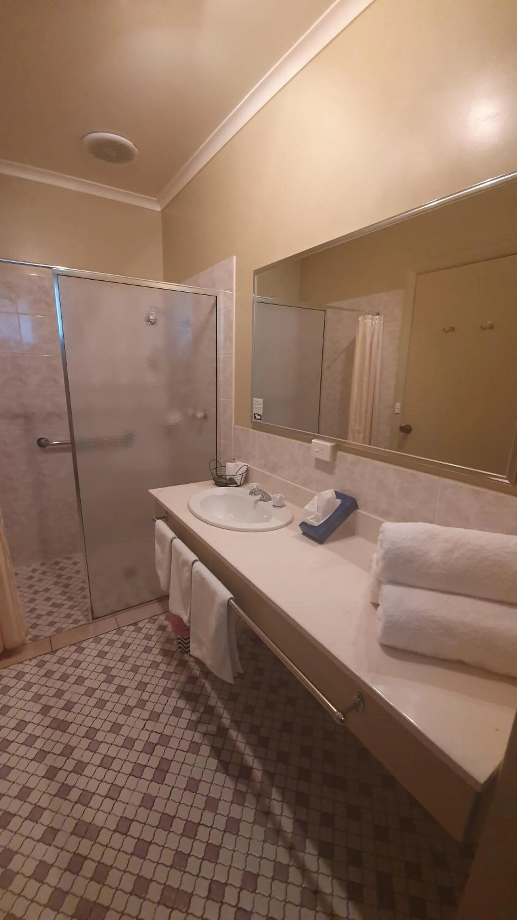 Bathroom in Allamar Motel