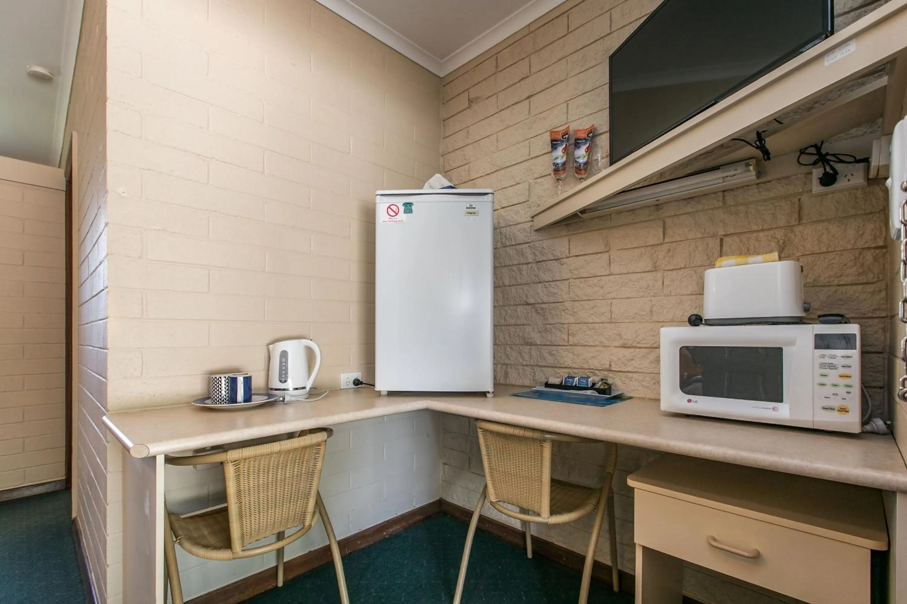 Coffee/tea facilities in Allamar Motel