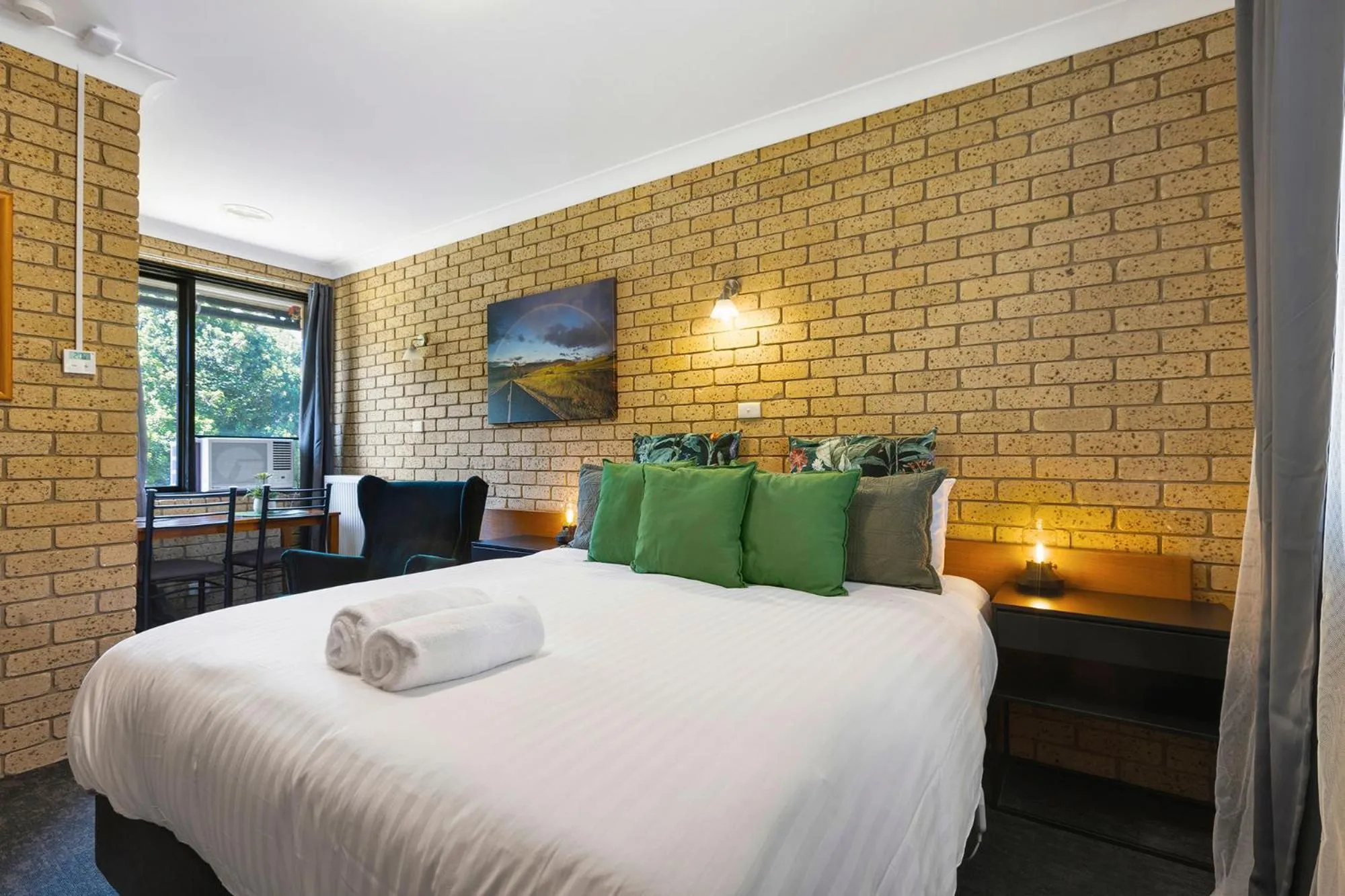 Bed in Allamar Motel