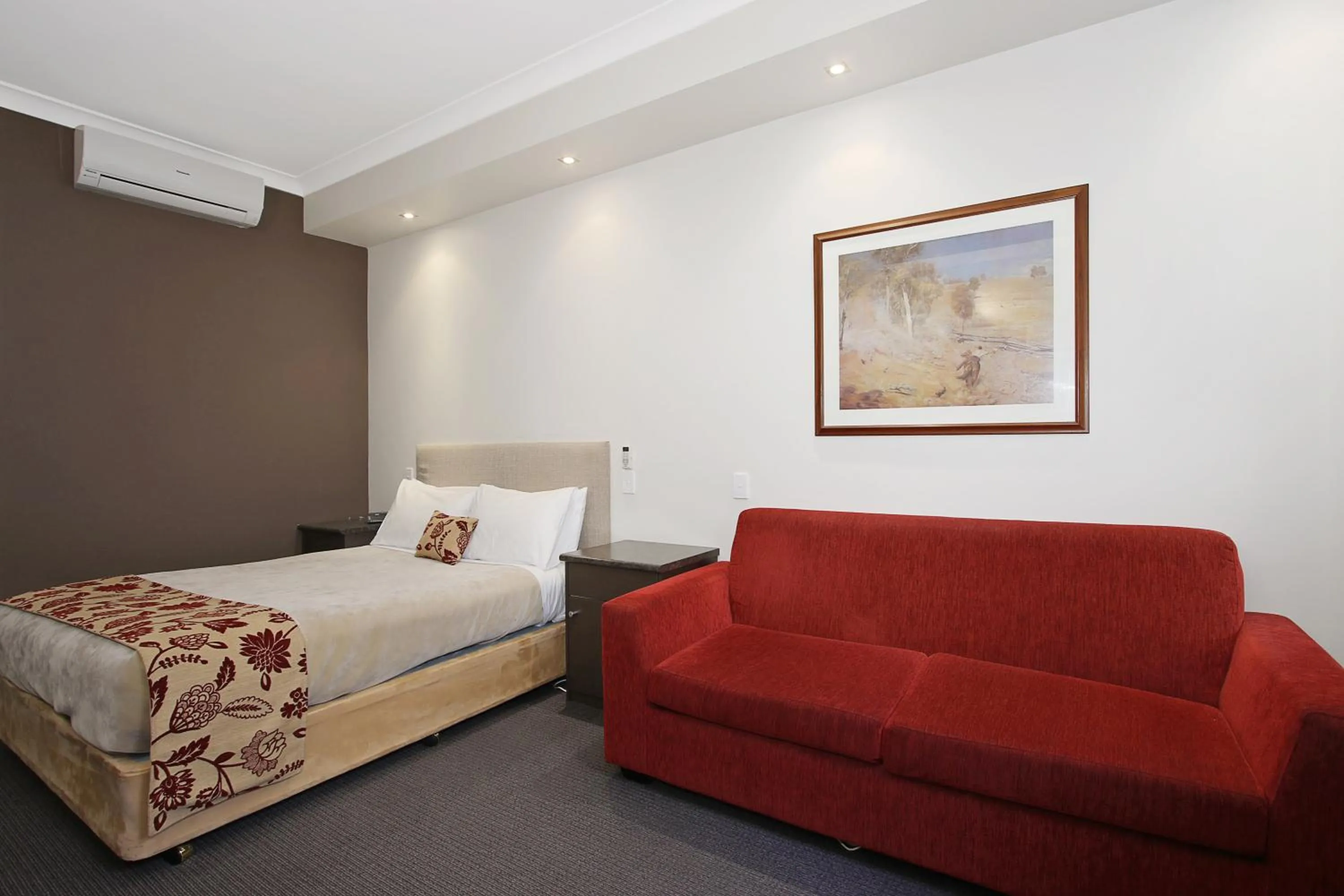 Bedroom, Bed in Prince of Wales Hotel