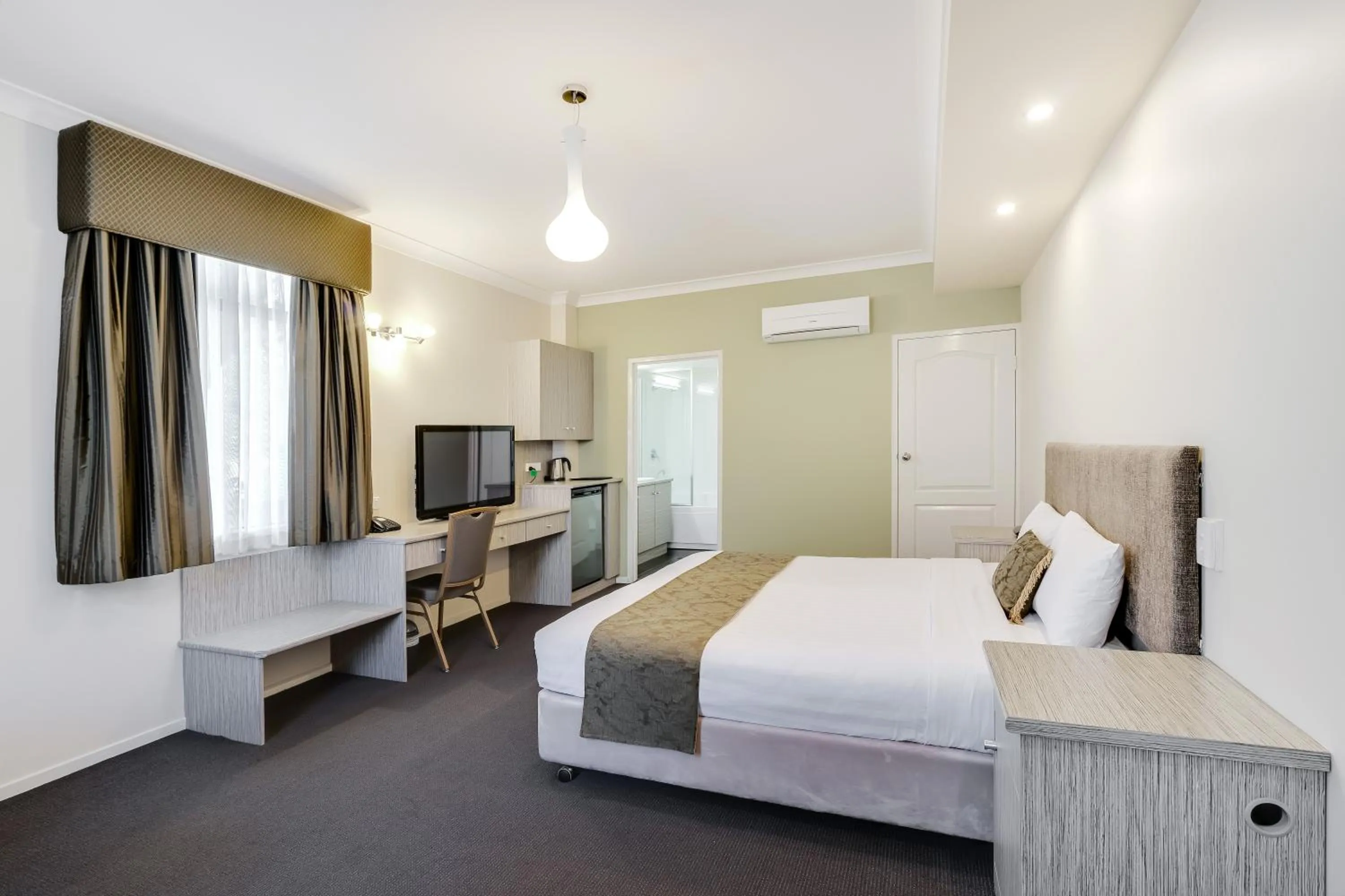 Bedroom, Bed in Prince of Wales Hotel