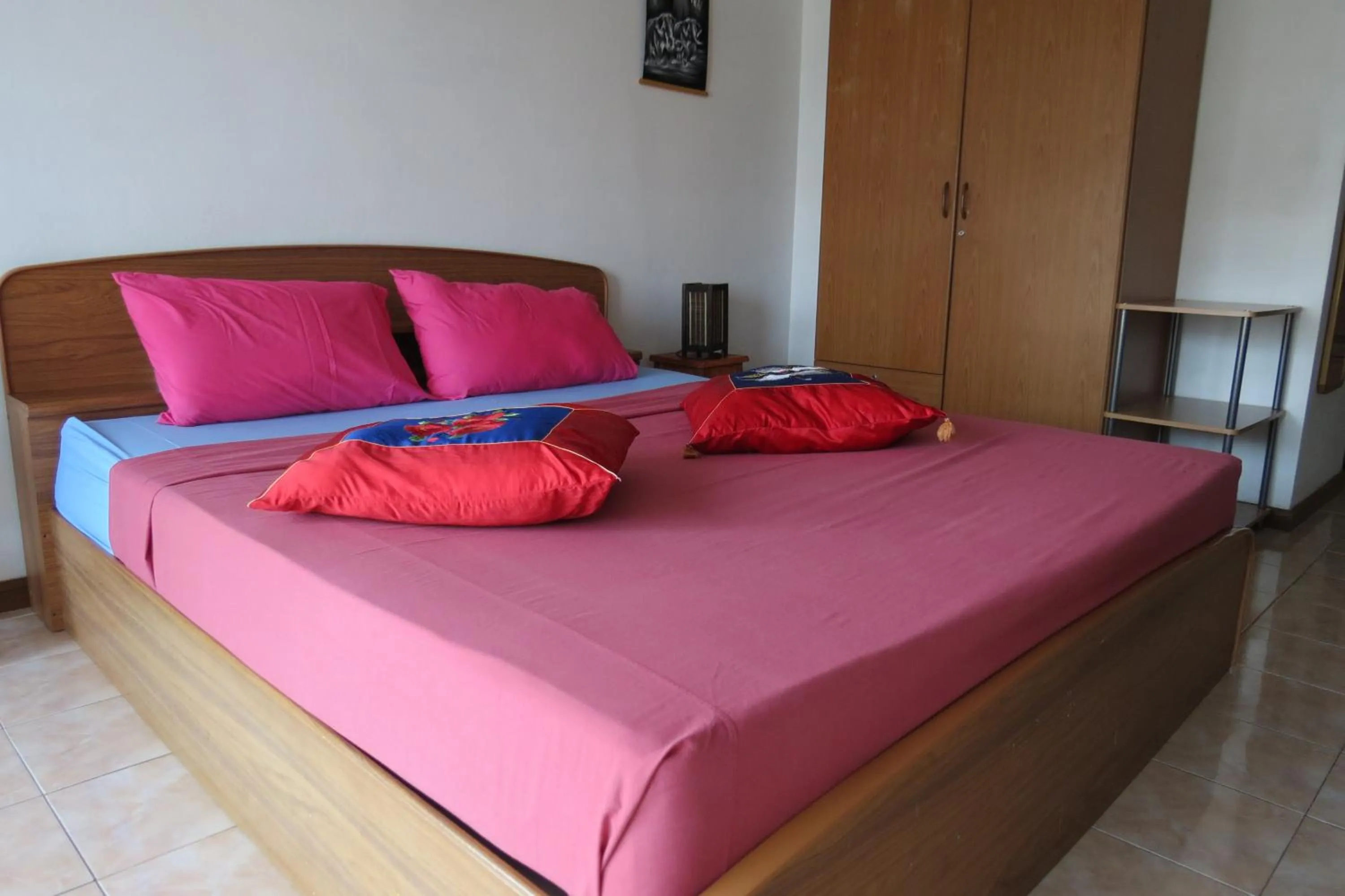 Photo of the whole room, Bed in B&B View Talay 1B by Franco Jontiem