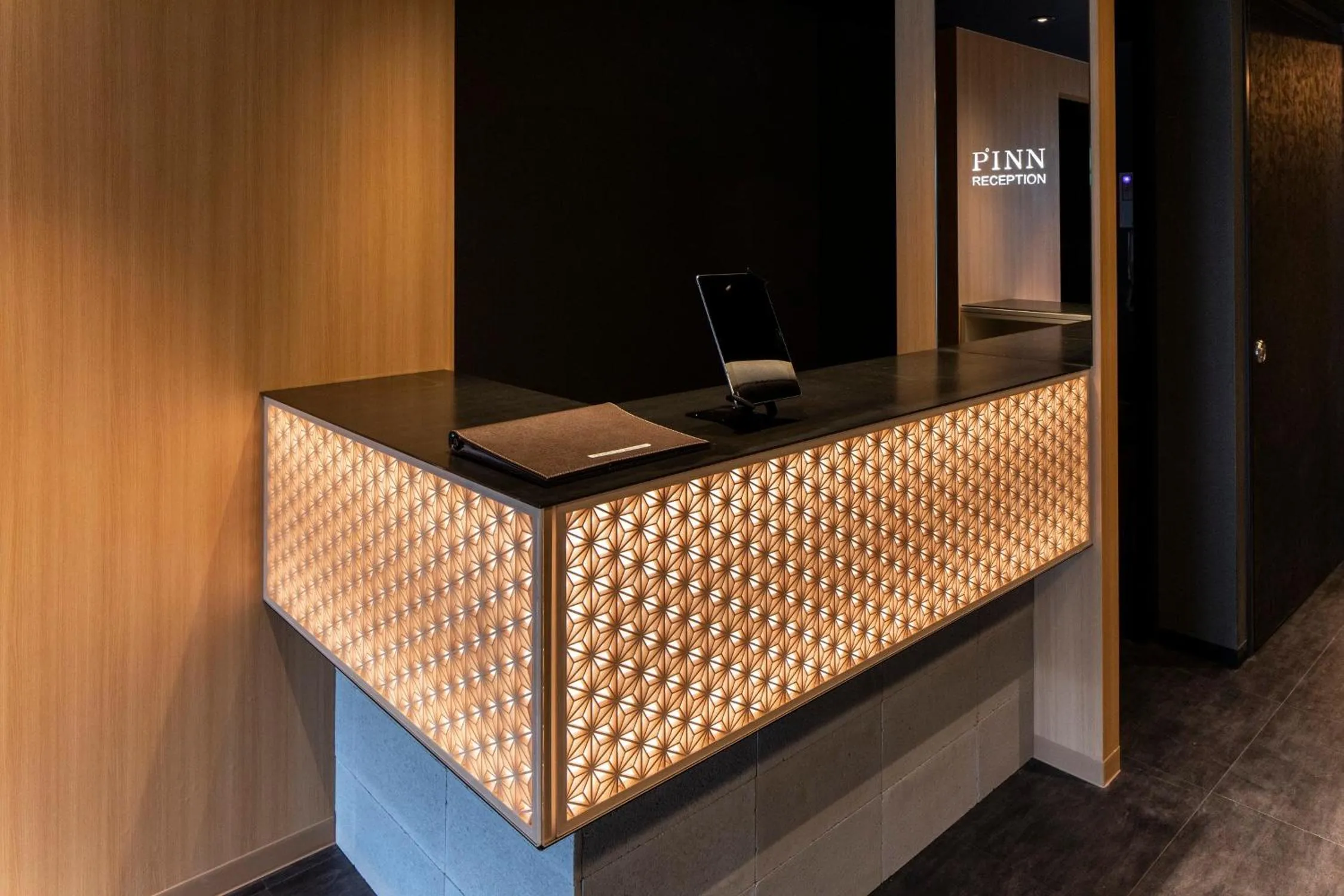 Lobby or reception in PINN-S1E6