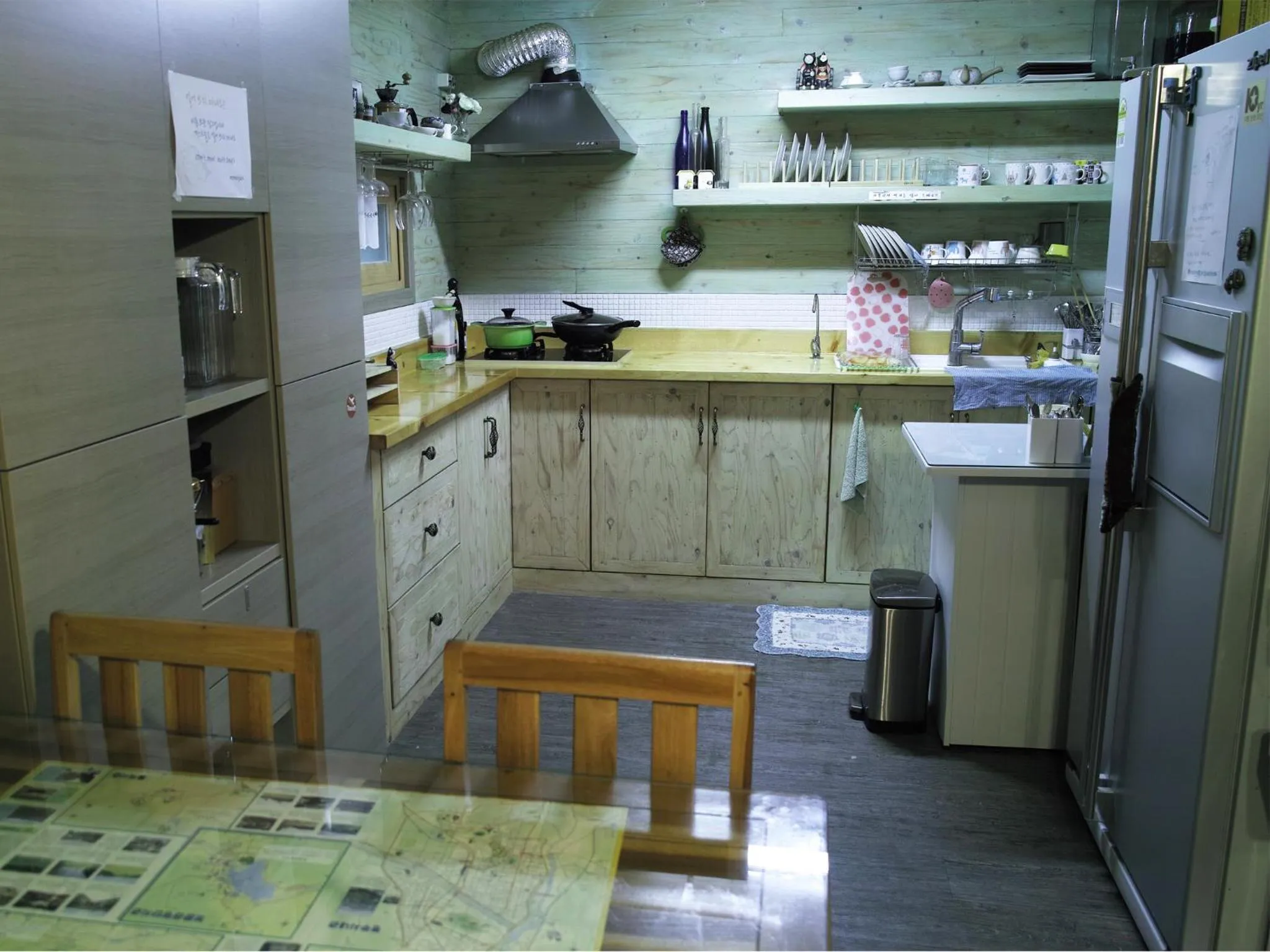 Communal kitchen in Gyeongju Momojane Guesthouse