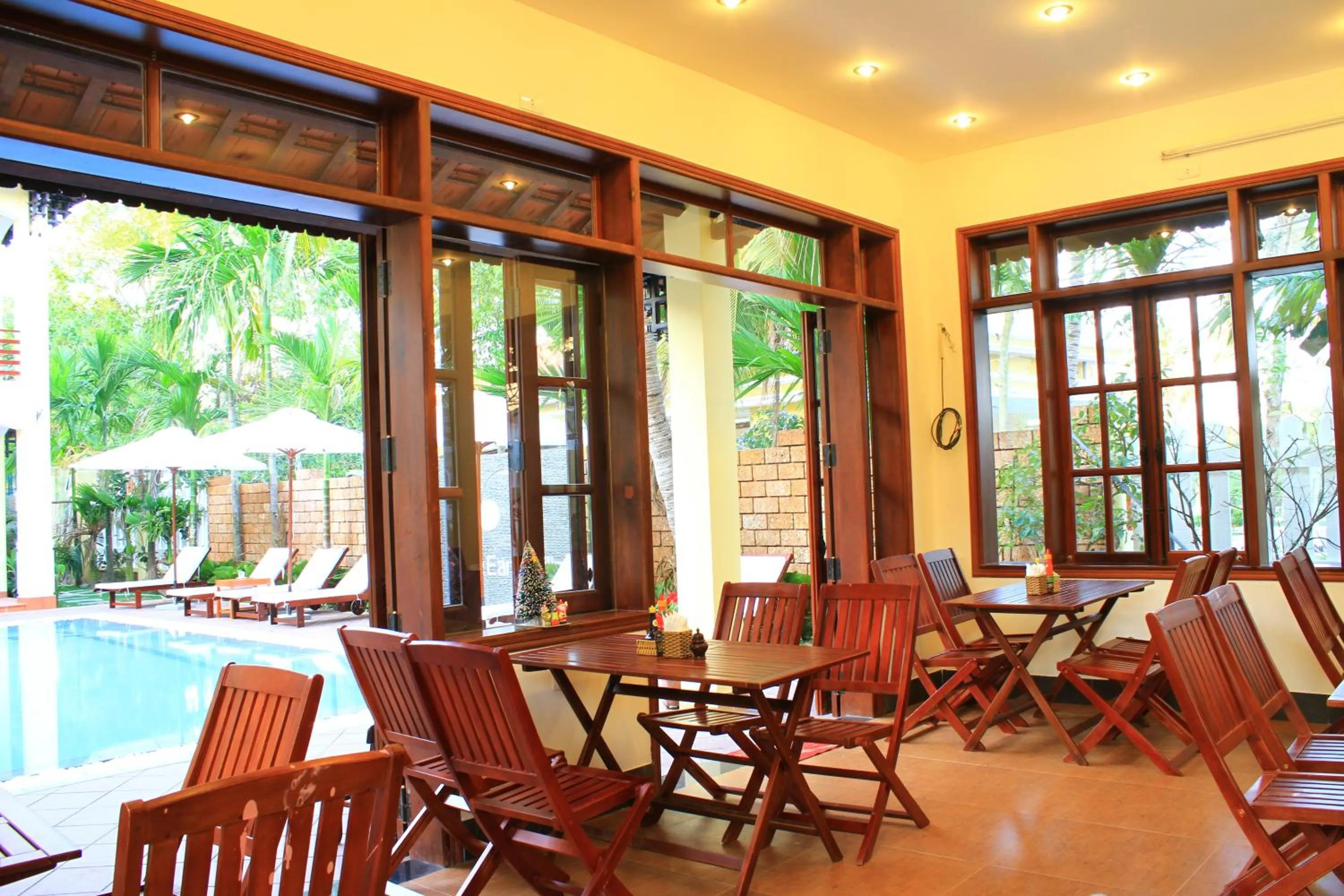 Restaurant/places to eat in The Earth Villa