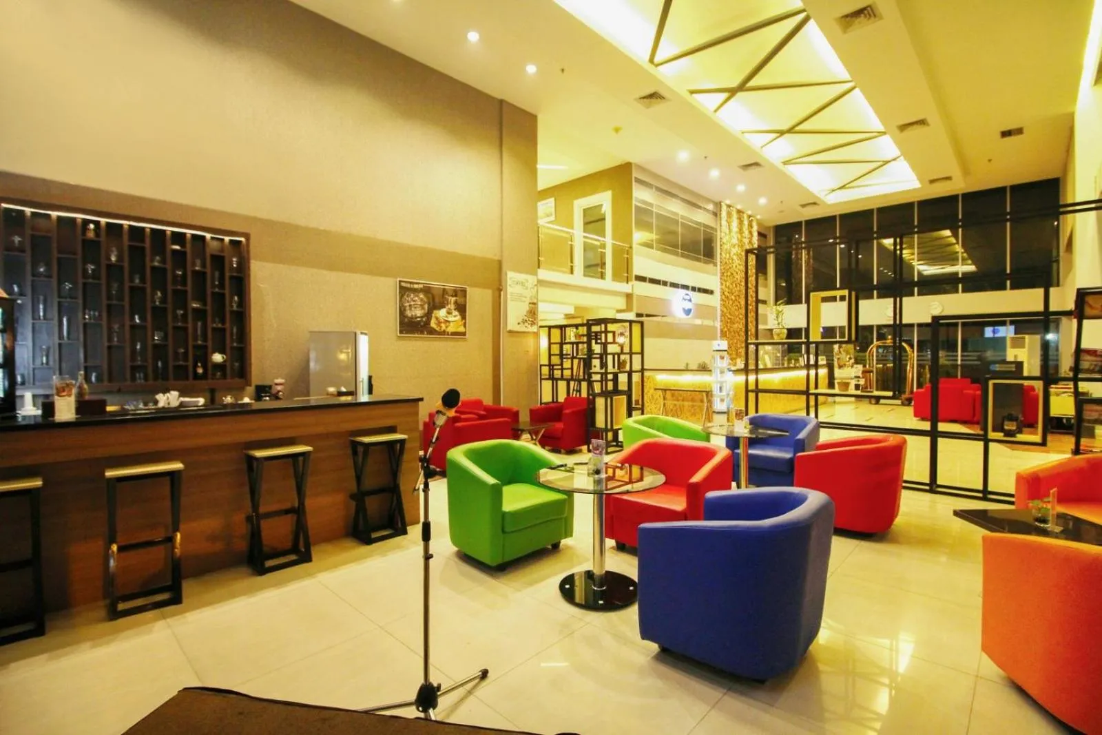 Communal lounge/ TV room in Hotel Dafam Pekanbaru