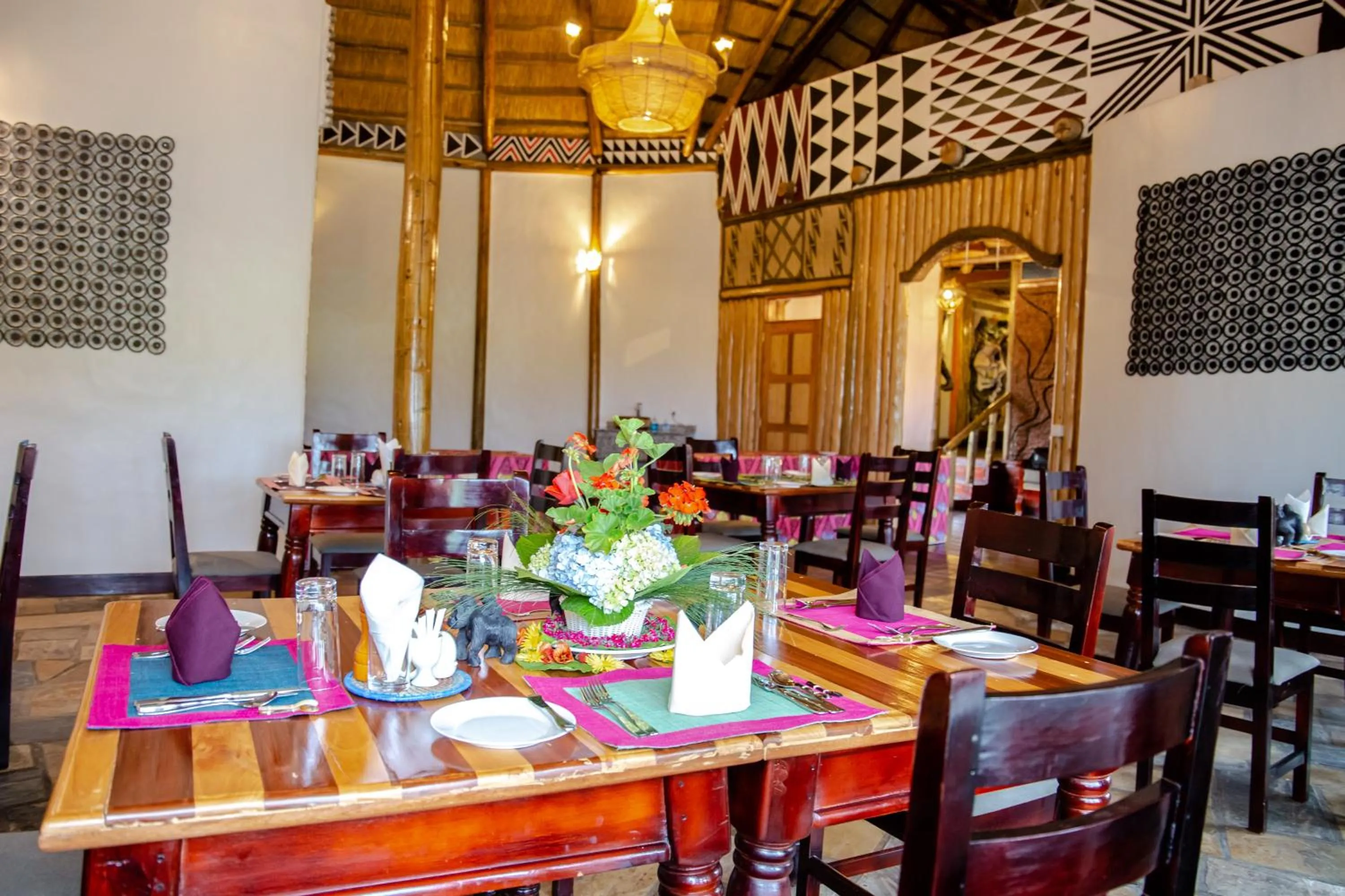 Restaurant/places to eat in Ingagi Park View Lodge