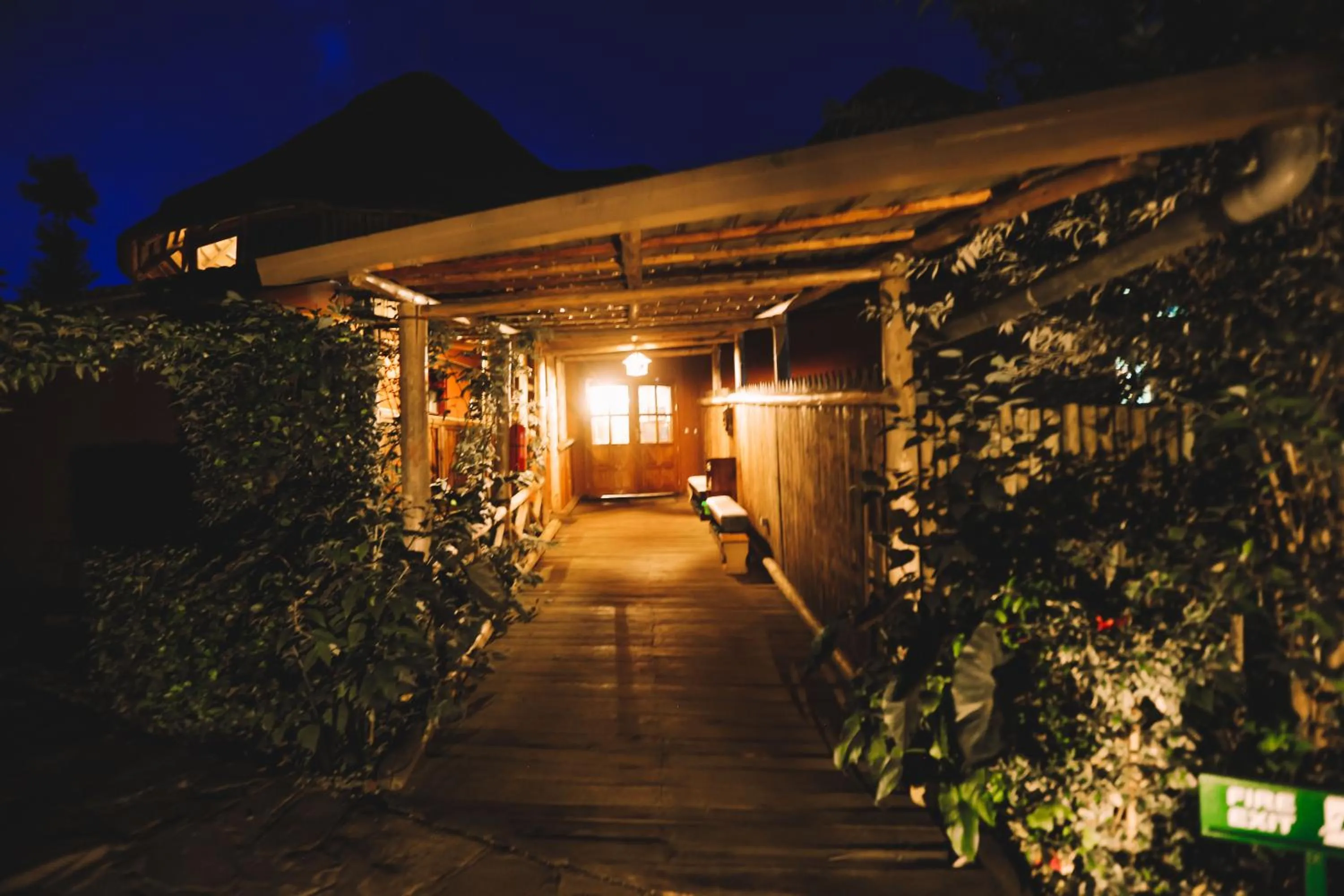 Ingagi Park View Lodge